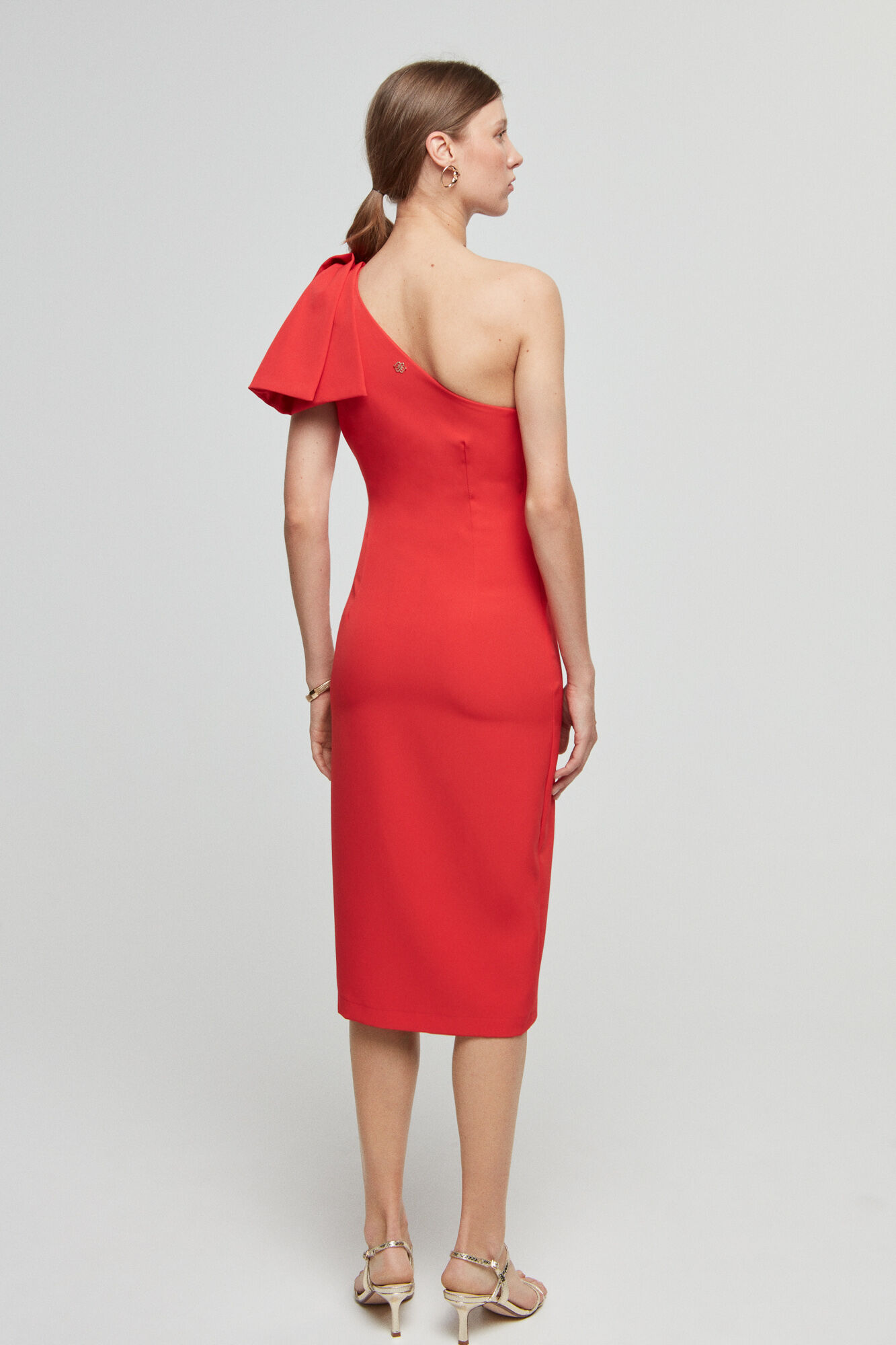 Vestido midi assimétrico de renda com ombros à mostra - Vermelho