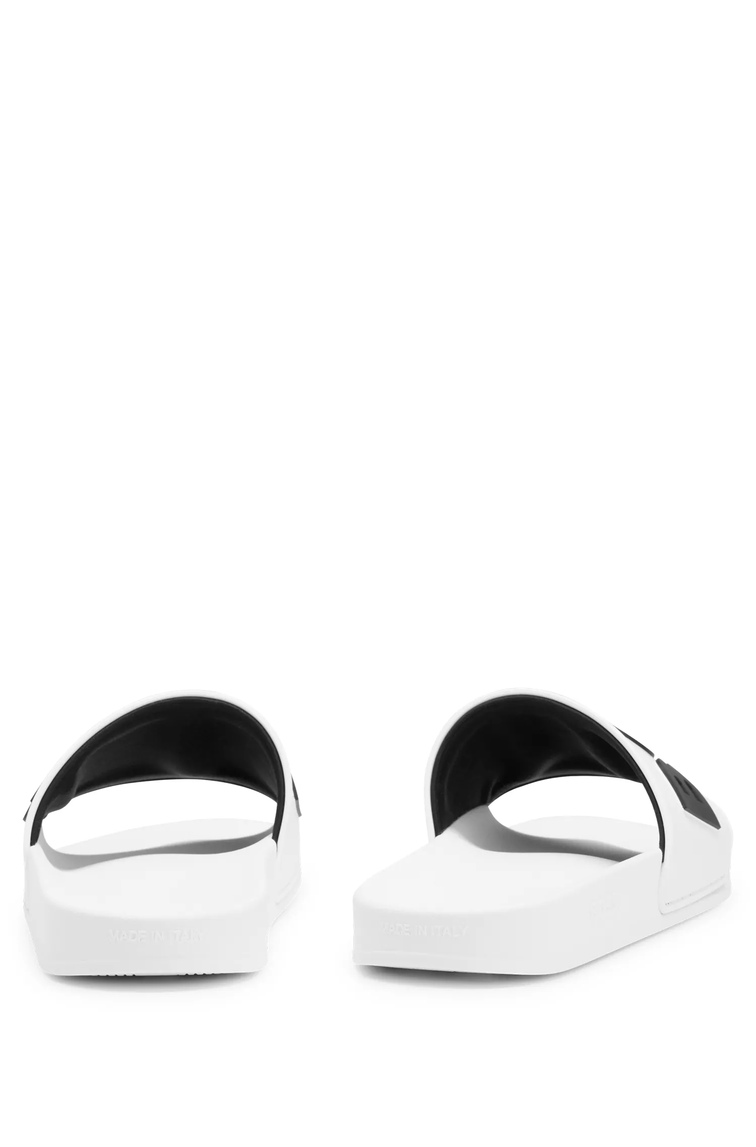 Chinelo BOSS preto, fabricado na Itália, com logotipo em alto contraste.