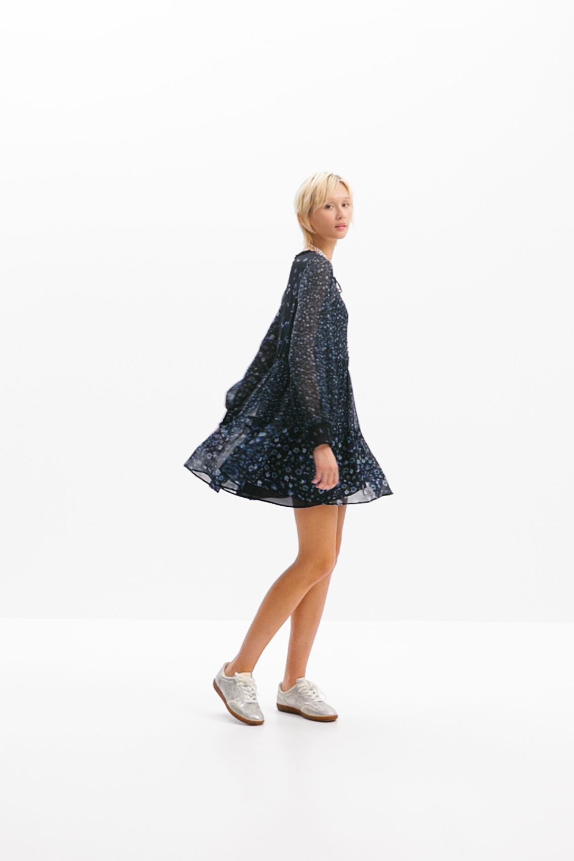 Vestido curto gasa flores