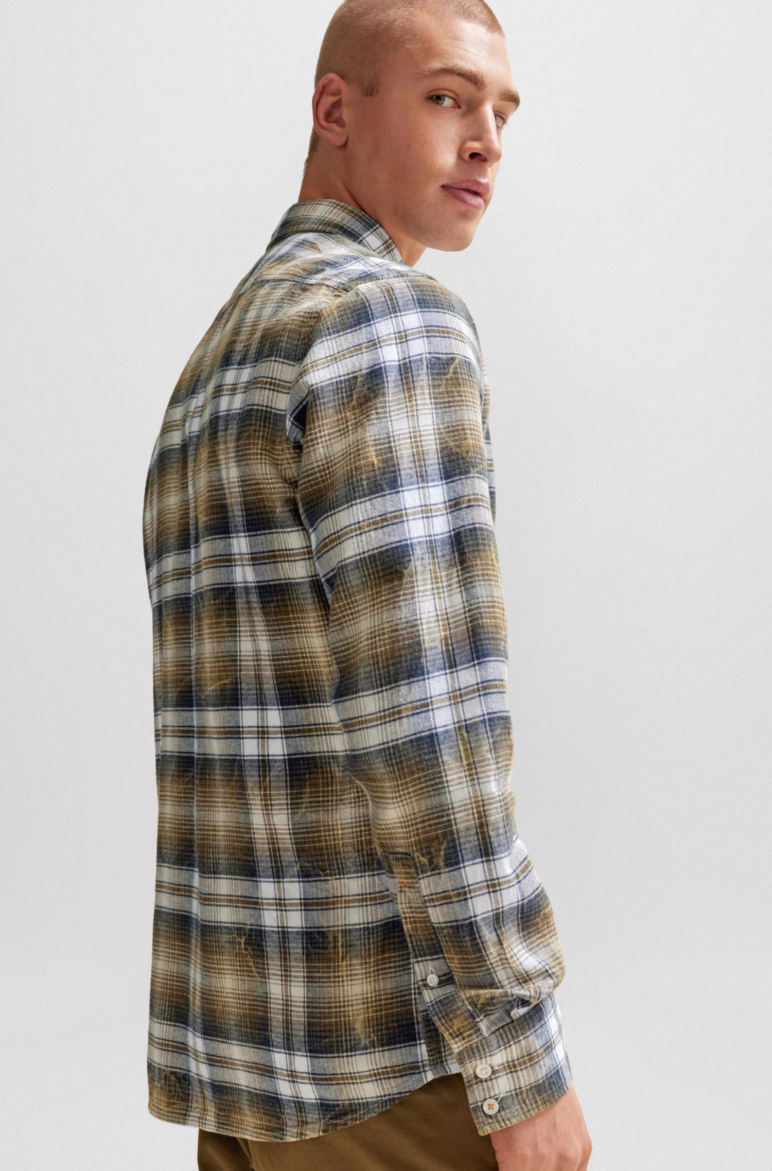 Camisa BOSS laranja, corte regular, em flanela de algodão xadrez.