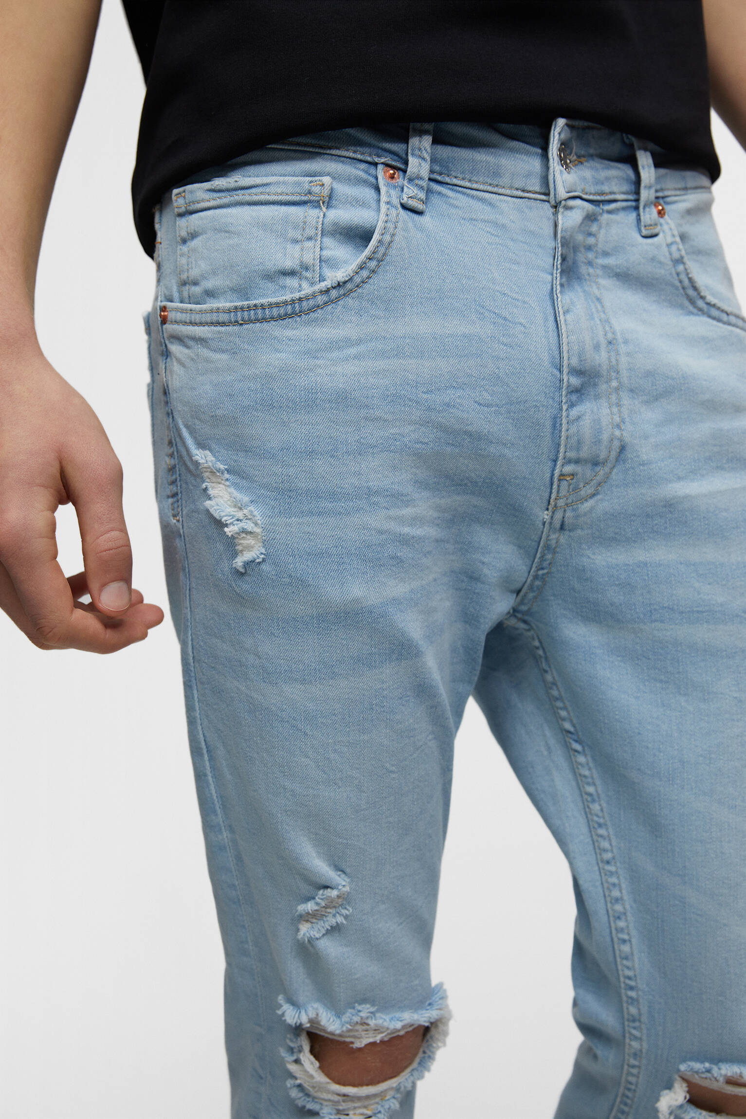 Calça jeans skinny com detalhes rasgados - azul claro