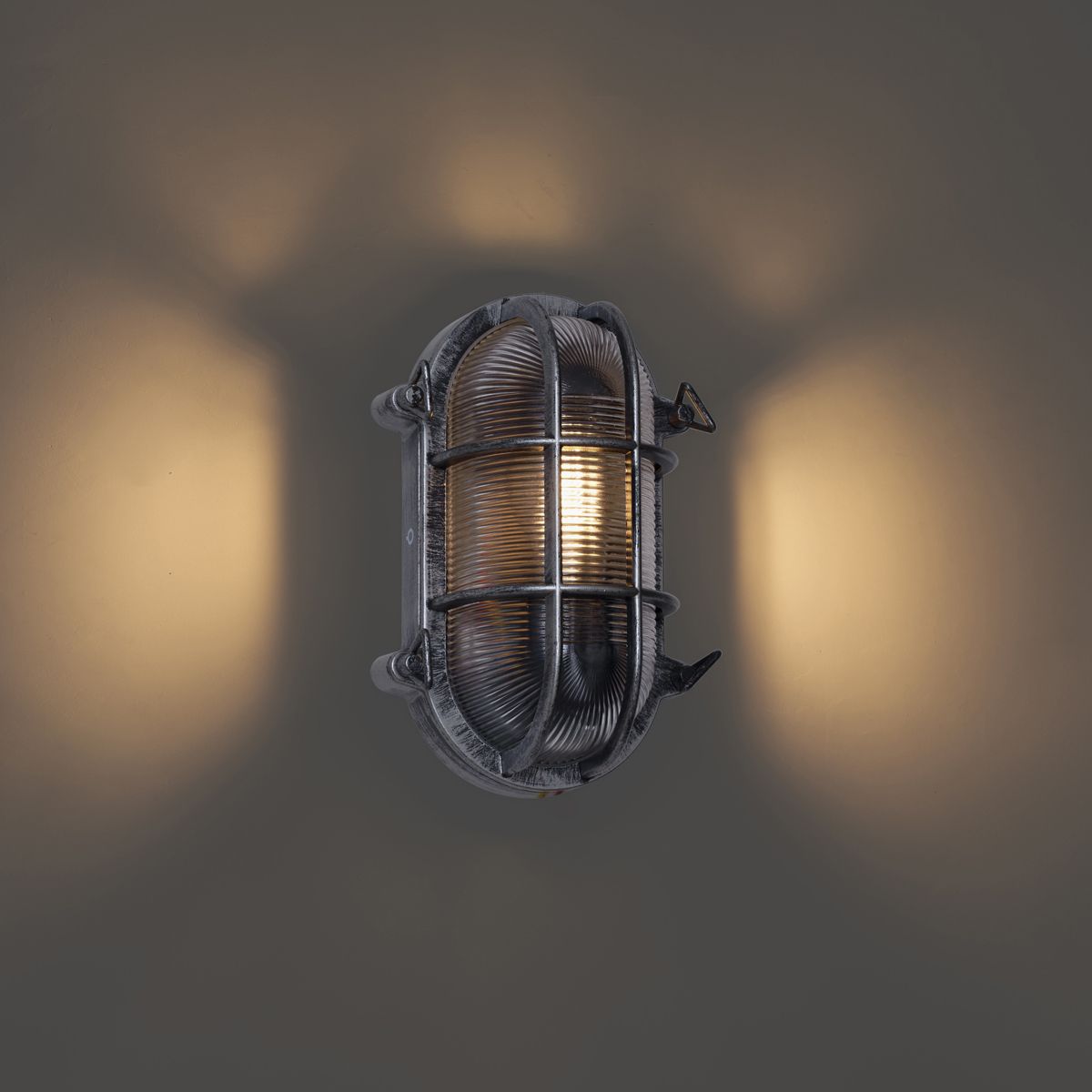 Buiten wandlamp zilver ovaal IP44 - Noutica