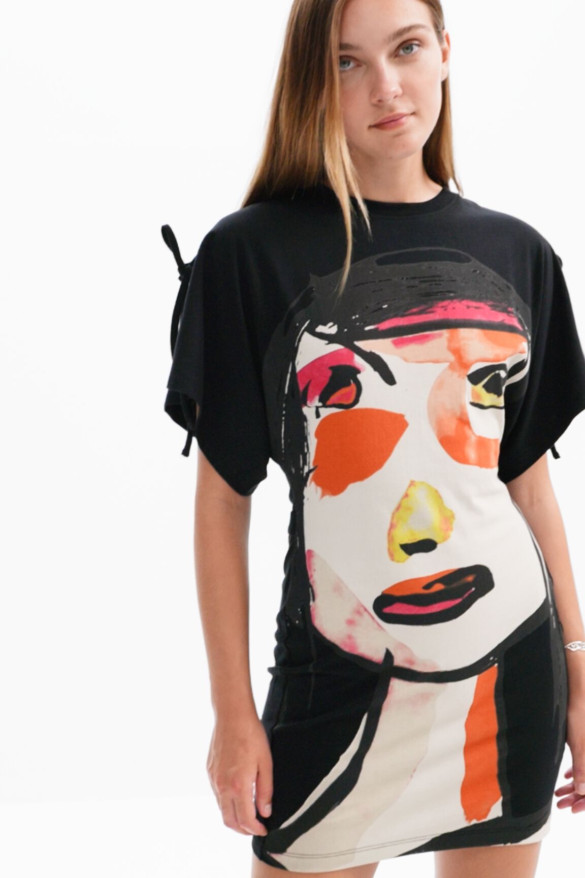 Vestido curto com estampa de rosto artístico