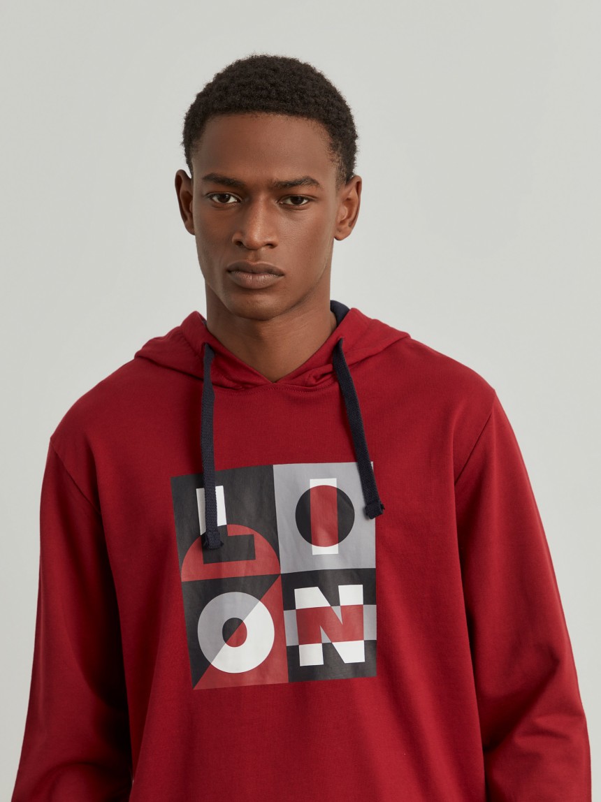 Sweater com estampado e capuz
