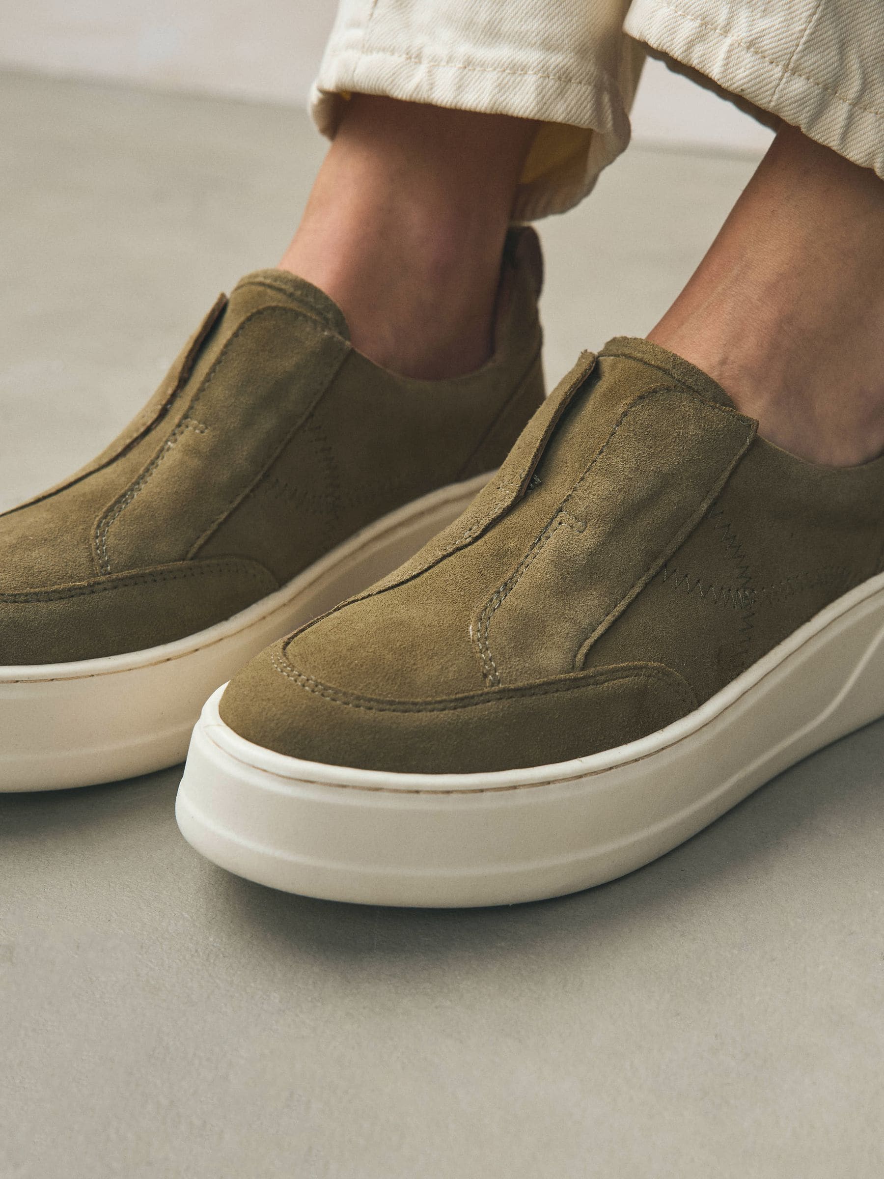 Kakigroen - Signature leren sneakers met dikke plateauzolen en sleehak