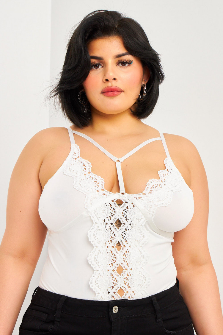 Body blanc avec dentelle et lanières