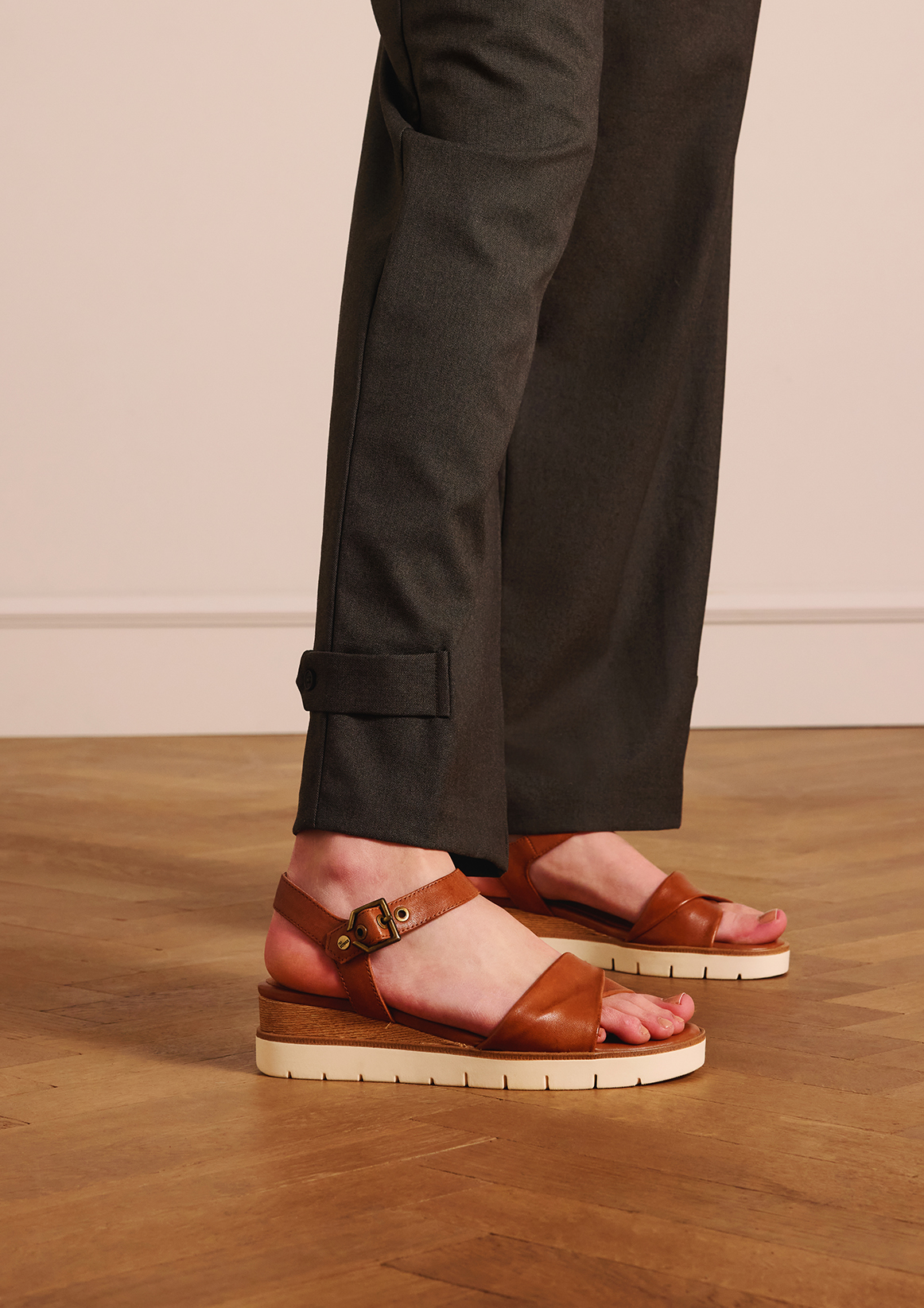 Cognac leren sandalen met witte zool
