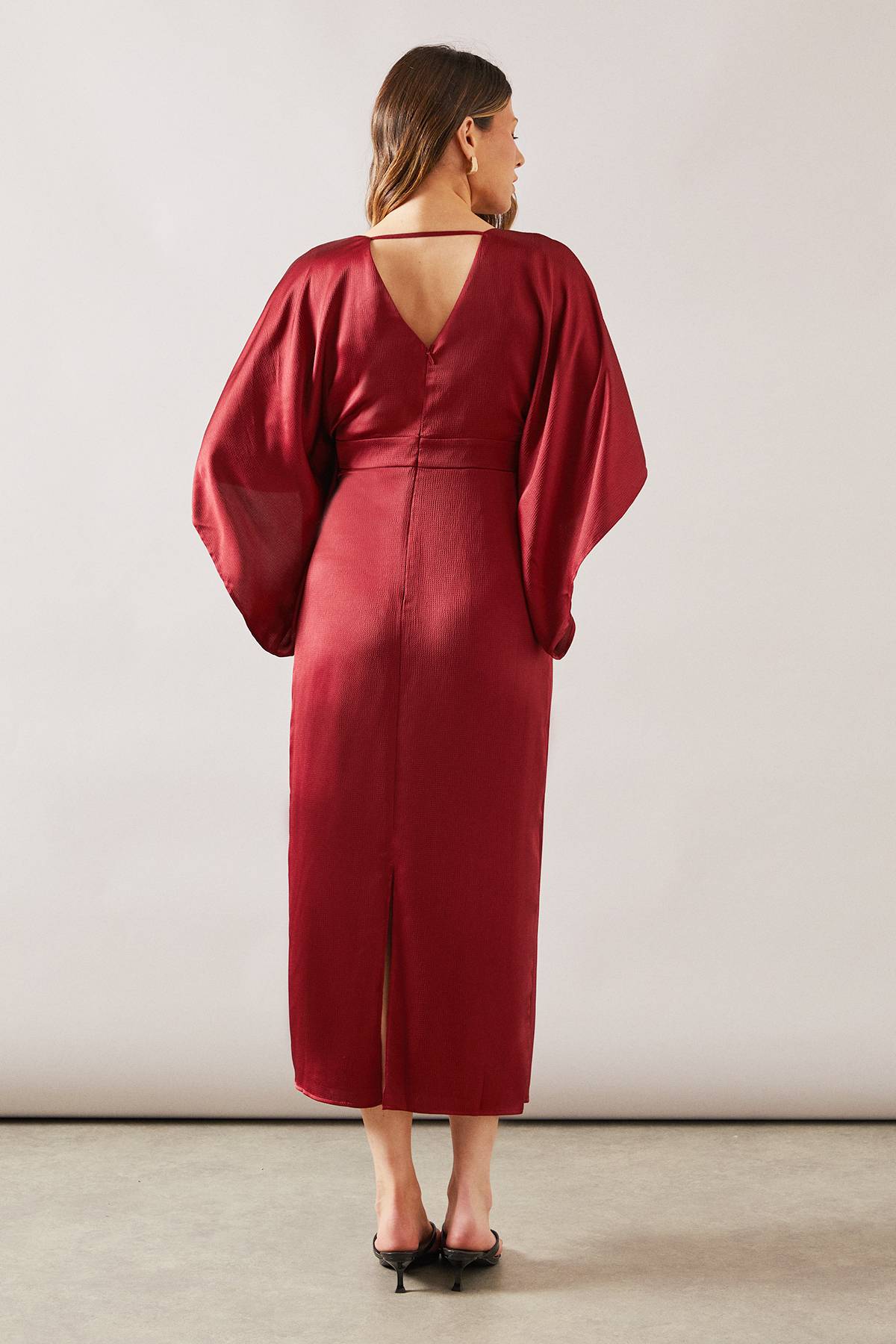 Wallis Robe Mi-Longue en Satin à Manches Cape