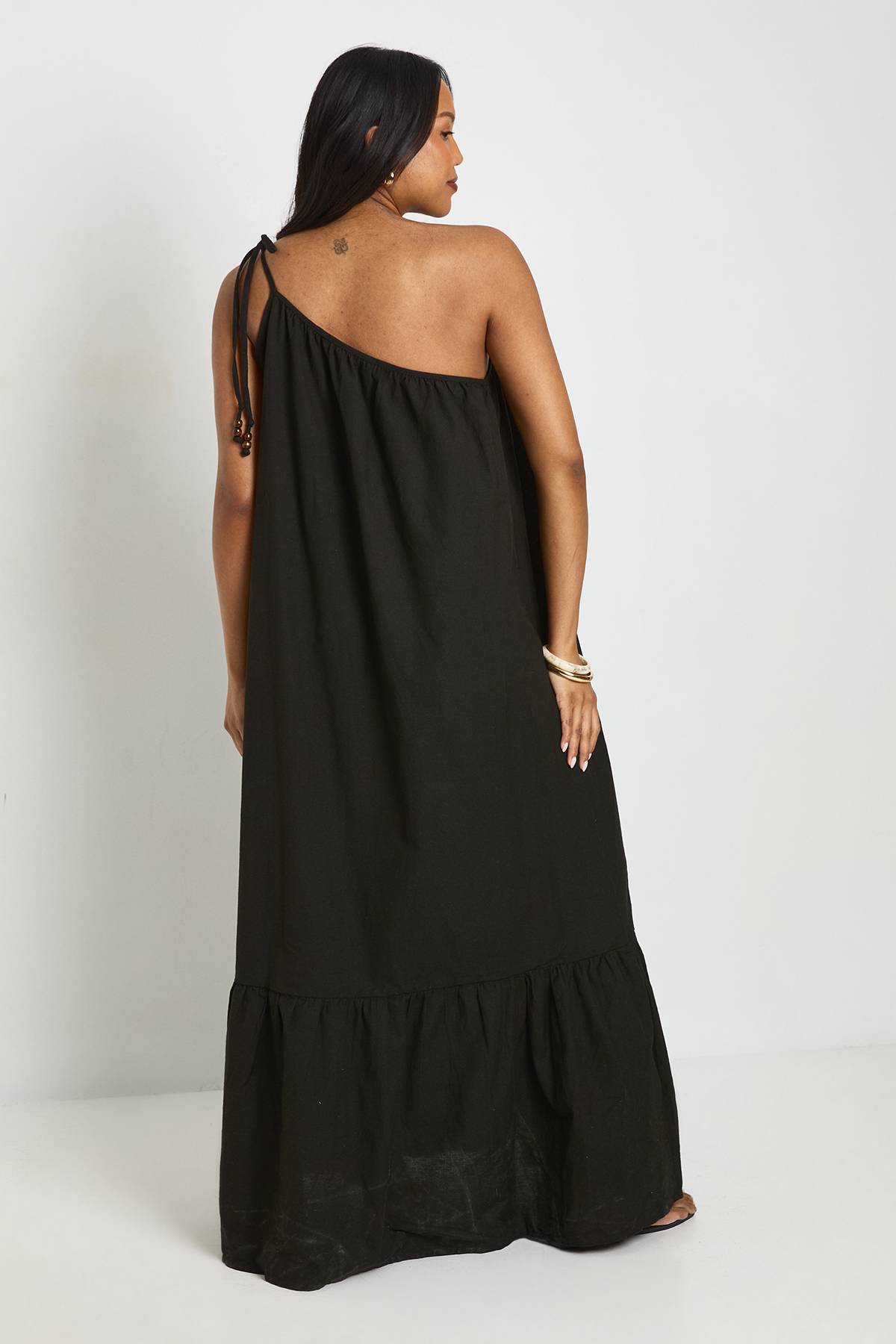 boohoo Robe Maxi Smockée De Maternité À Une Épaule Avec Lien Perlé