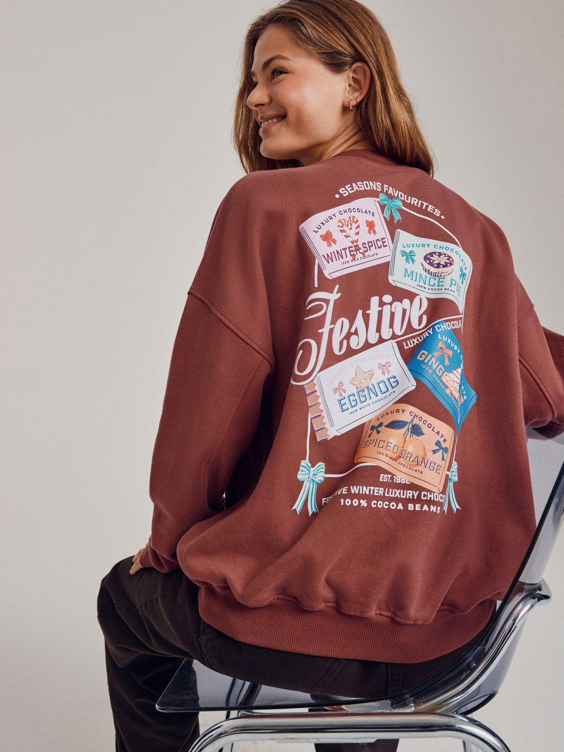 Chocoladebruin - Seizoenssweatshirt met ronde hals, lange mouwen en katoenrijke grafische Kerstmis