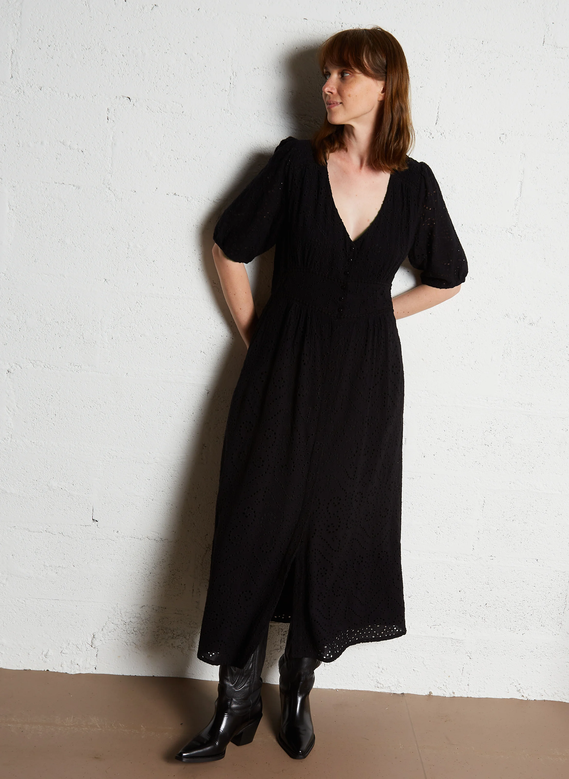 GEORDINA - Robe longue col V ajourée | Noir