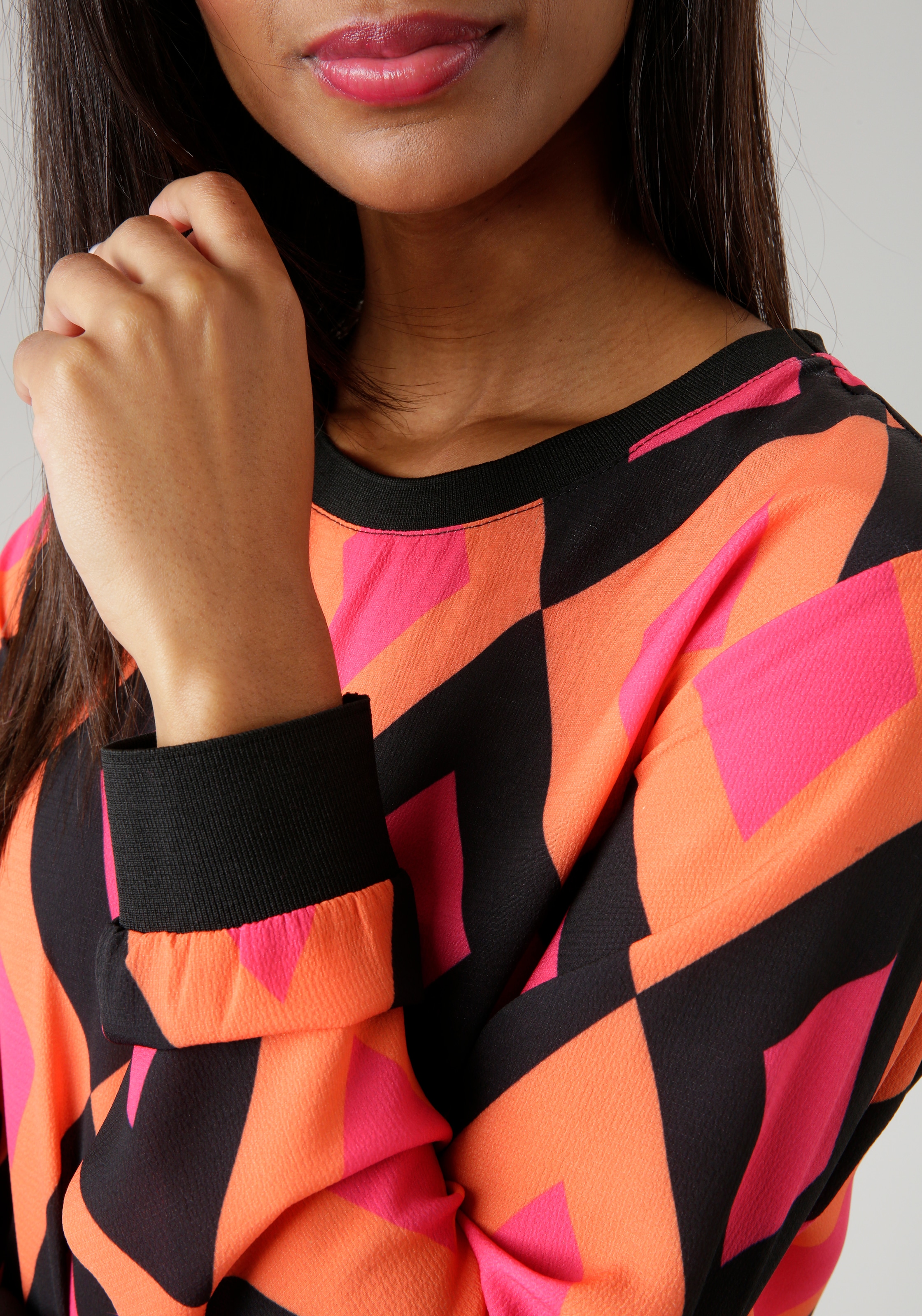 Aniston SELECTED Shirtbluse , mit unifarbenen Bündchen und Retro-Muster
