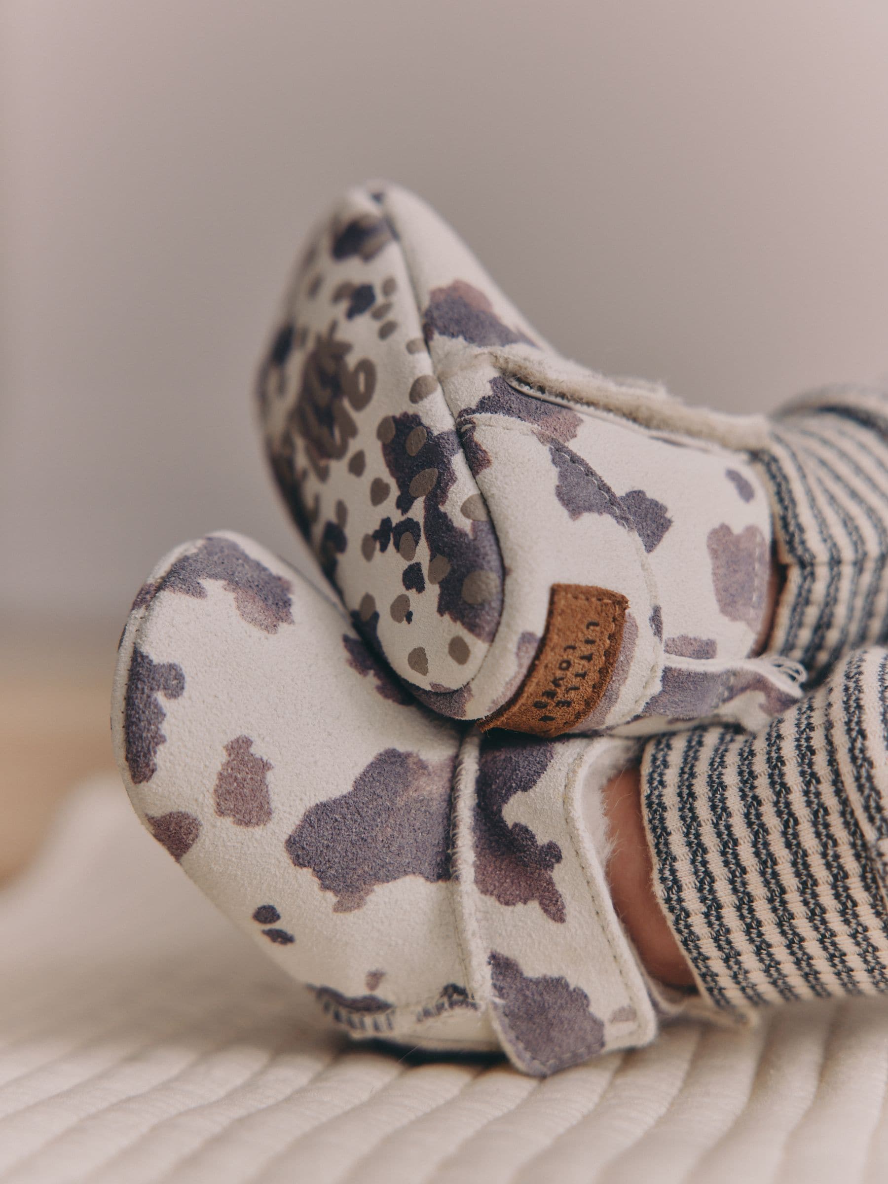 Naturel koe - Suède baby-instaplaarsjes (0-24mnd)