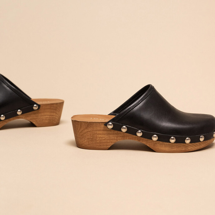 Sabots à clous  en cuir noir