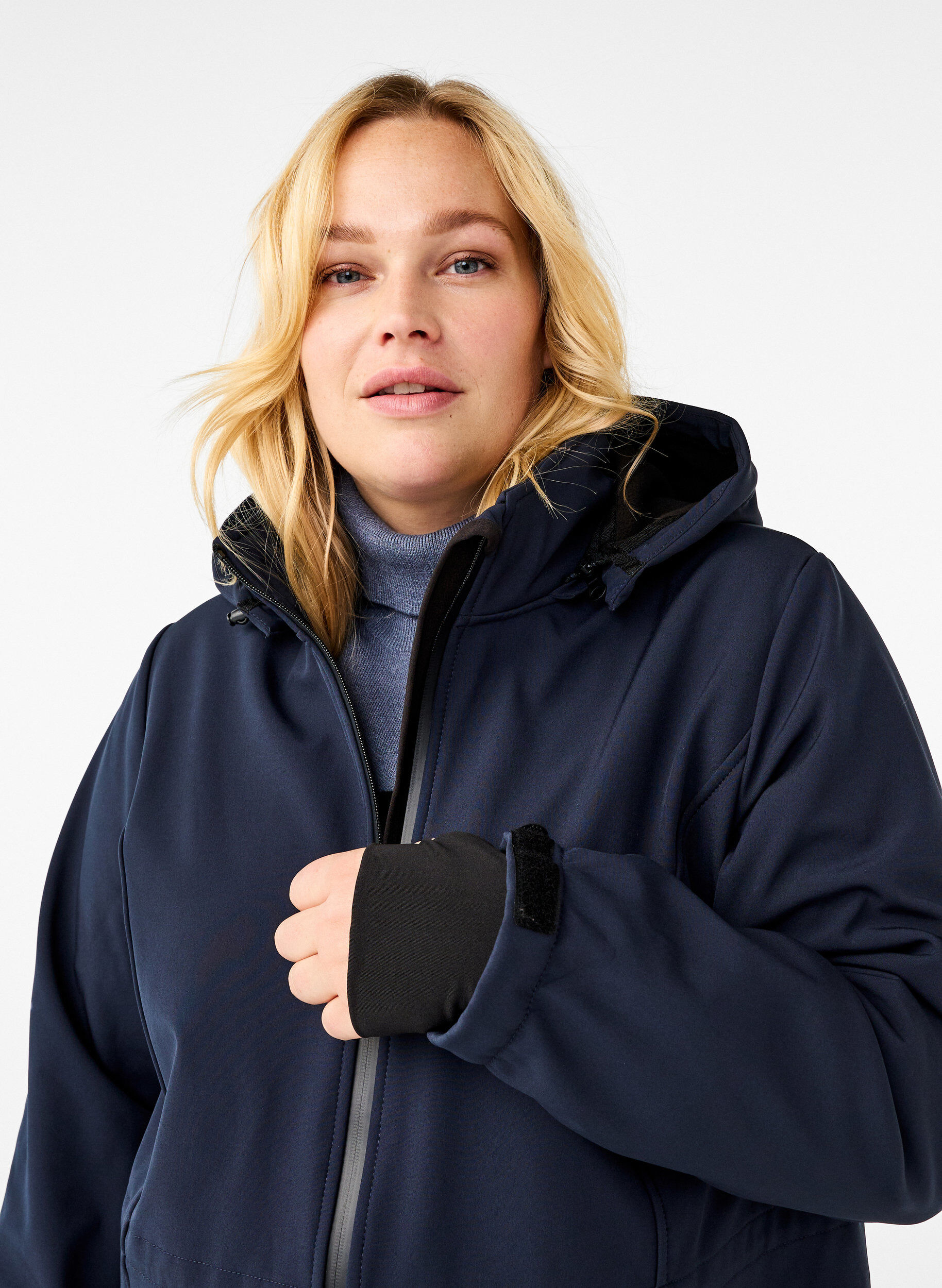 Softshell jakke med aftagelig hætte
