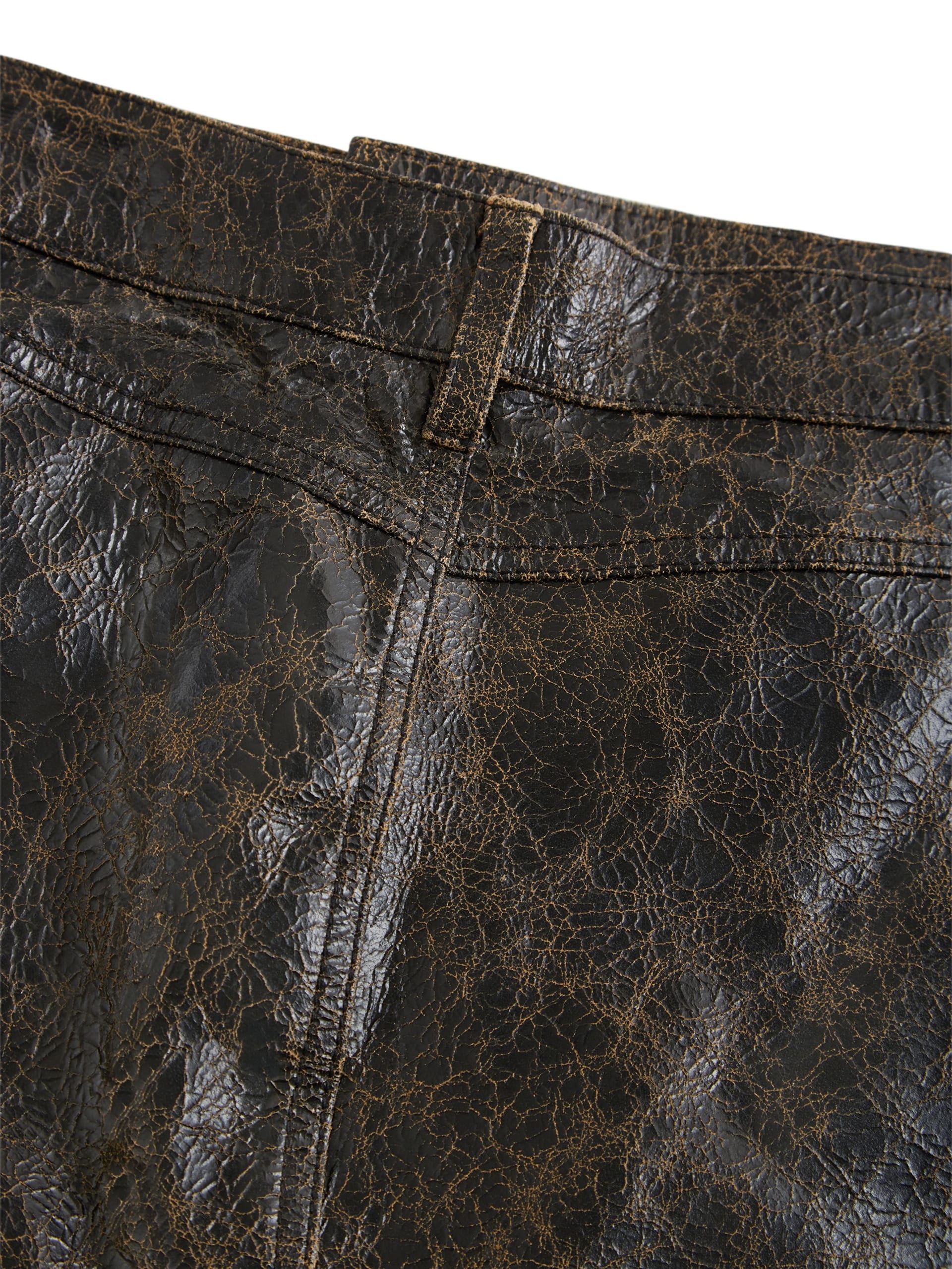 shorts de couro craquelado