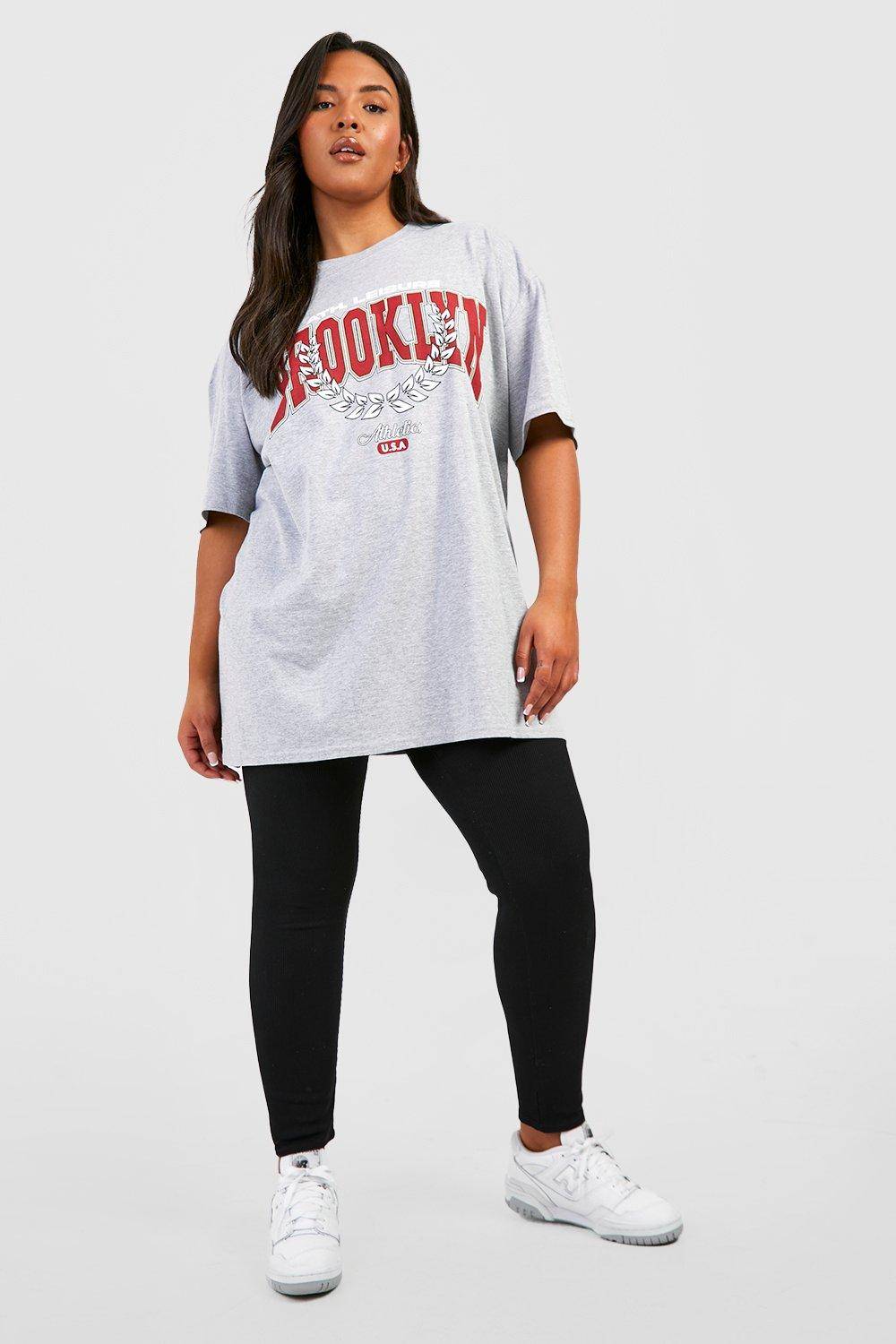 boohoo Grande taille - T-shirt oversize à slogan Brooklyn