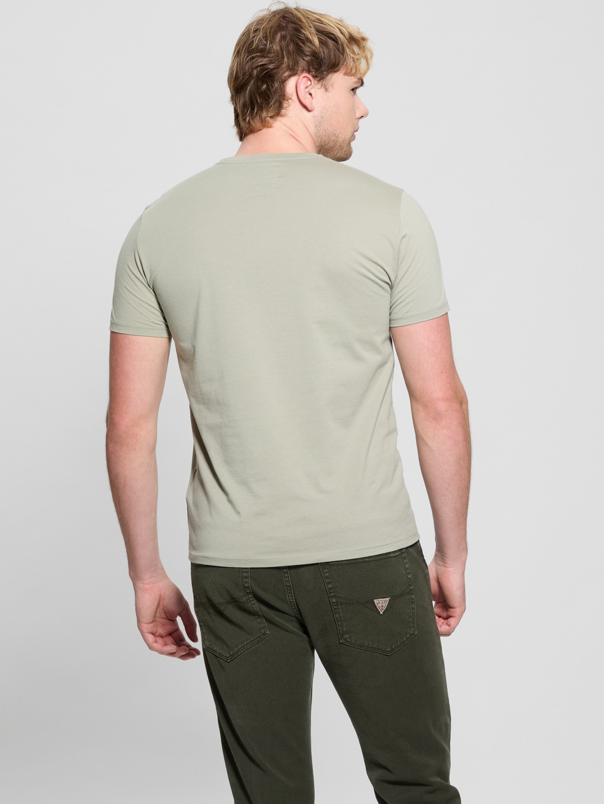 Camiseta com assinatura bordada