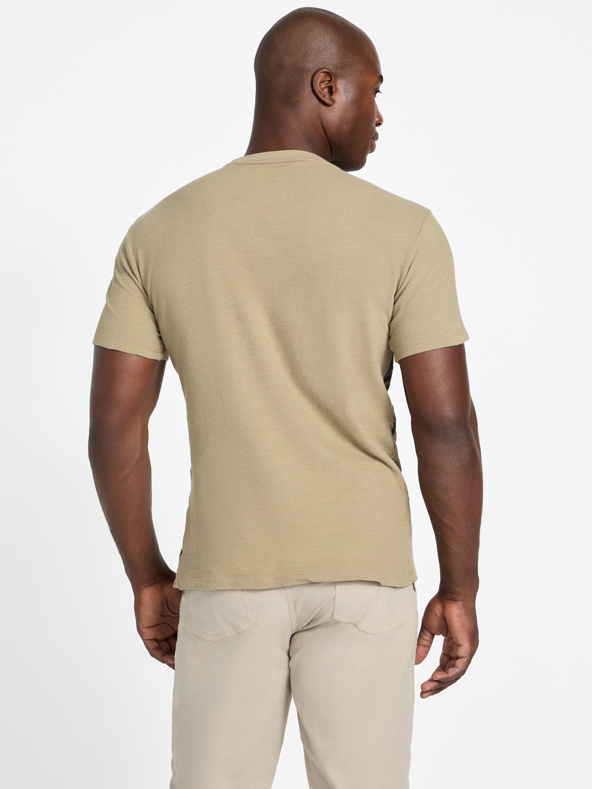 Camiseta Floral Eco-Artesanal