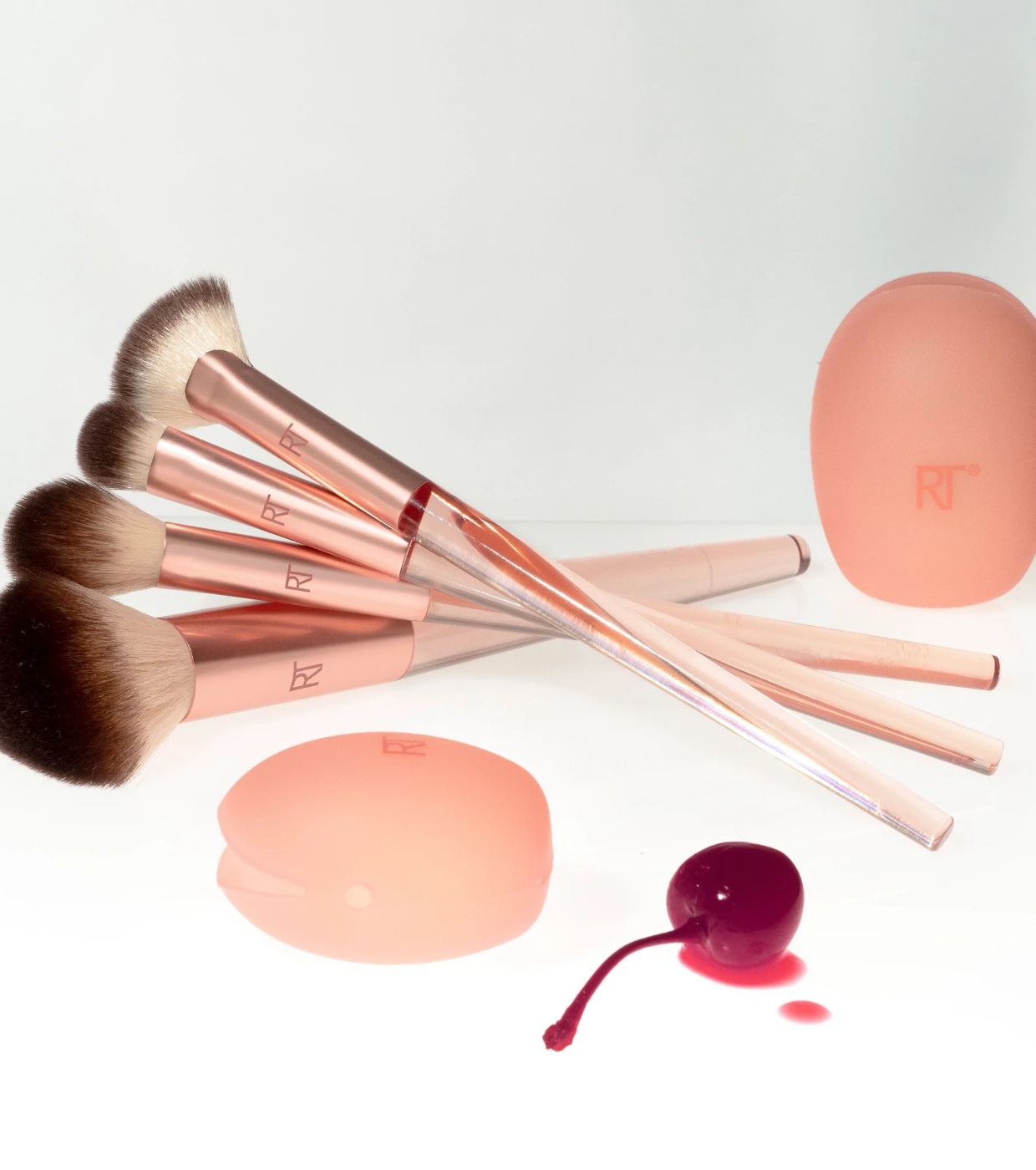 Real Techniques - *Cherry On top* - Conjunto de 4 pincéis + 2 capas de silicone