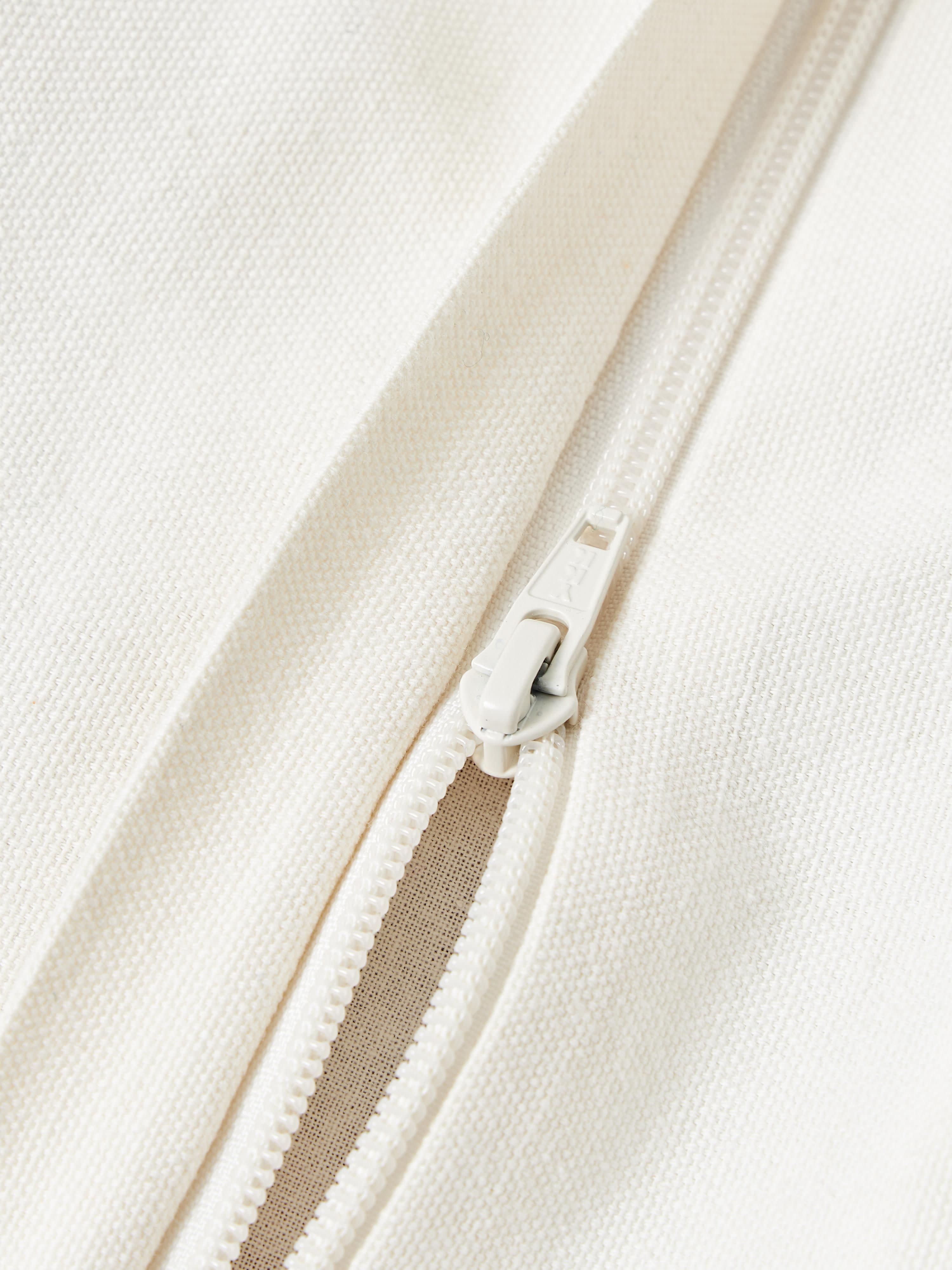 Handgetufte kussenhoes Jiri met getufte design