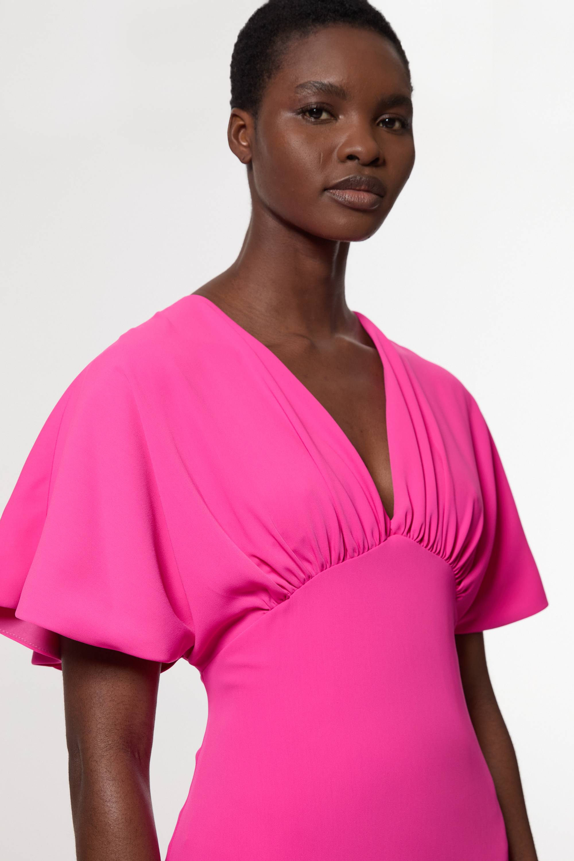 KarenMillen Robe maxi sur mesure à manches cascade douces