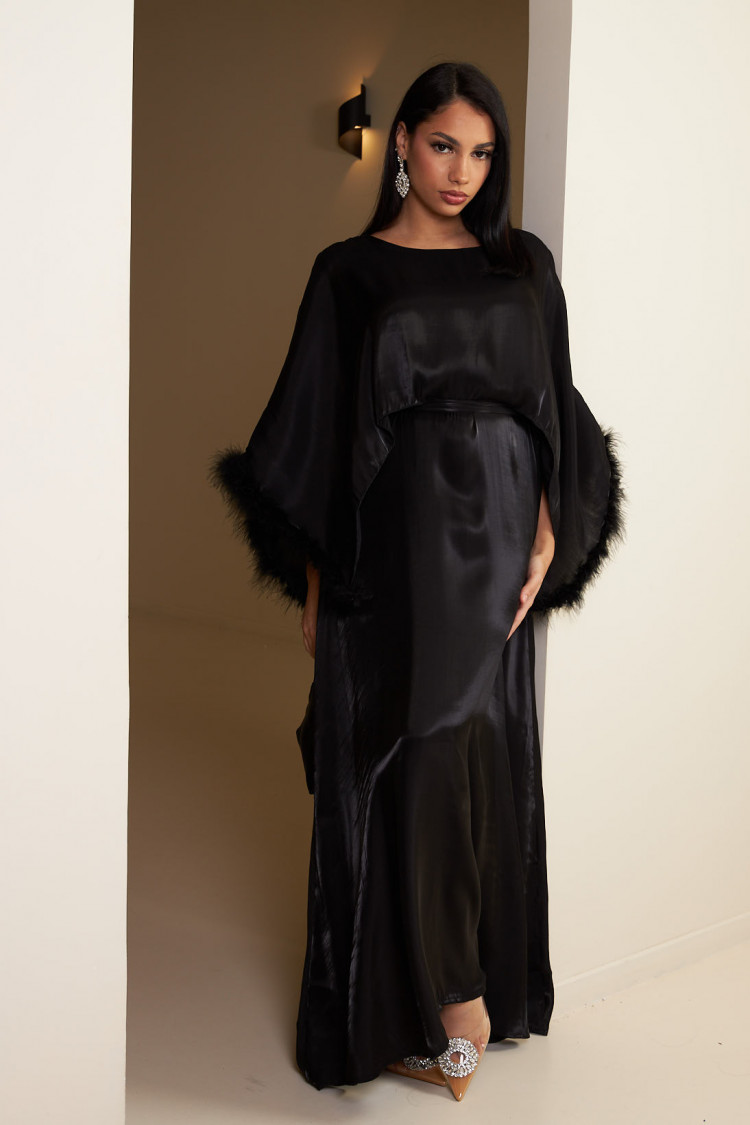 Robe longue noir satiné manche plume