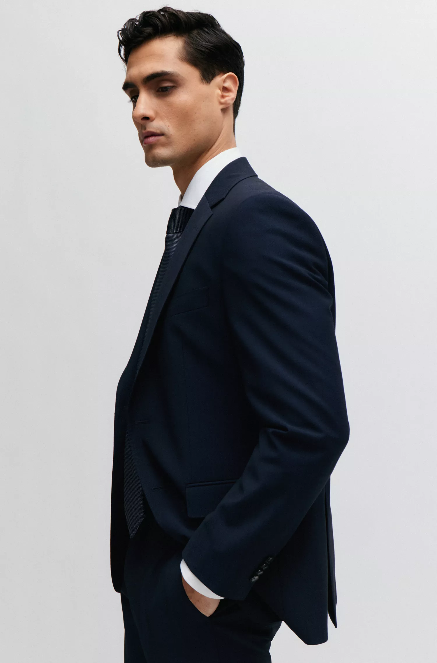 Terno BOSS preto, corte regular, em tecido elástico com microestampa.
