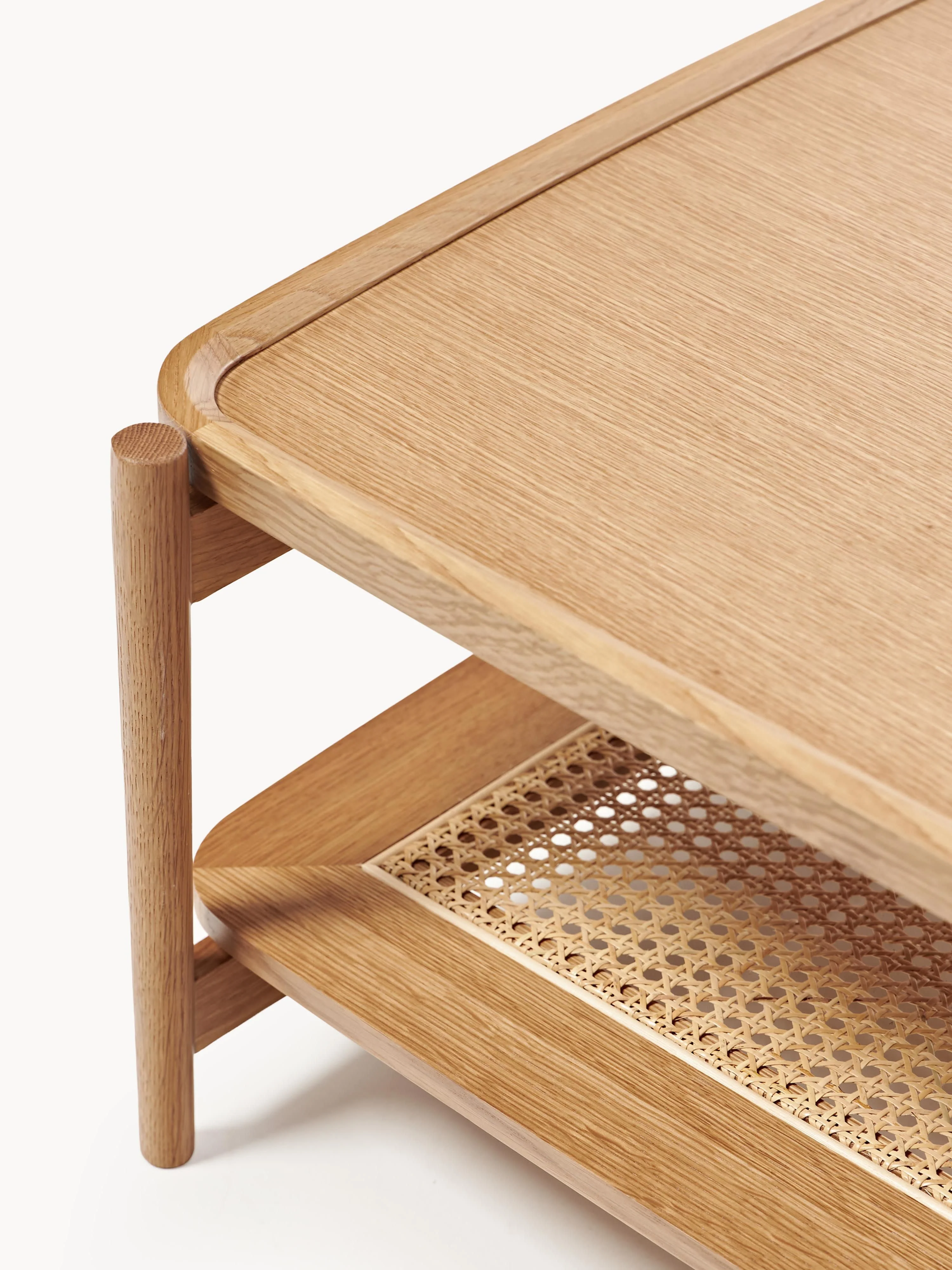 Houten salontafel Libby met plank van Weens vlechtwerk