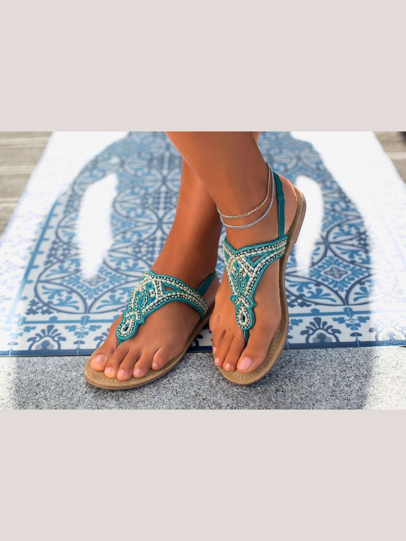 Tongs effet de couleur différent pour chaque pièce