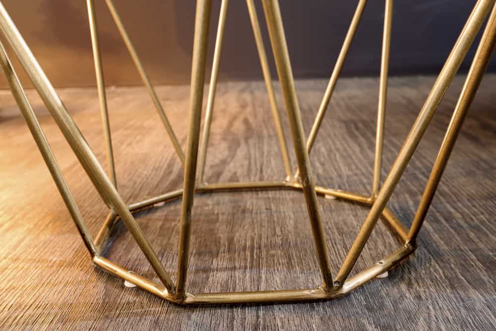Abstrakter Beistelltisch DIAMOND 50cm natur Akazie Massivholz messing Metallgestell