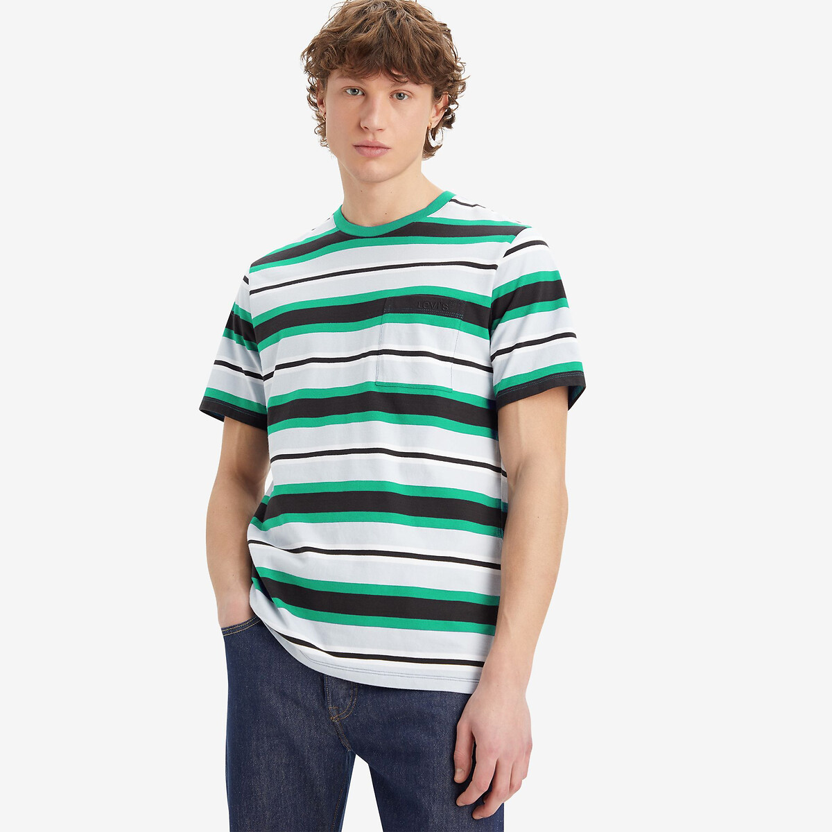 Camiseta listrada folgada Levi's com gola redonda e bolso no peito.