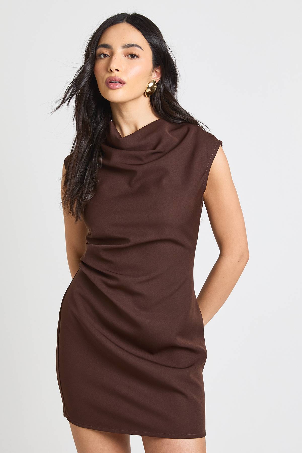 boohoo Robe Courte À Détail De Plis Et Encolure Drapée