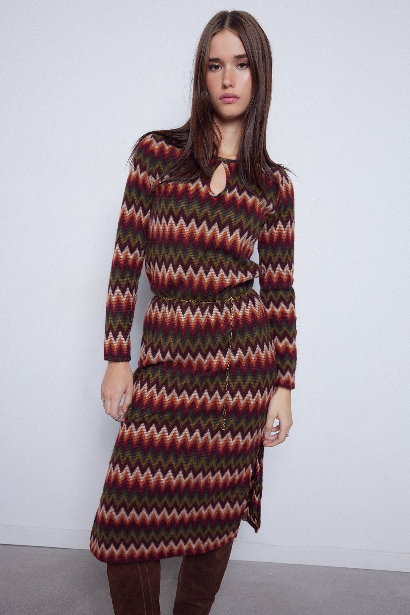 Vestido longo de mangas compridas com estampa tie-dye em ziguezague