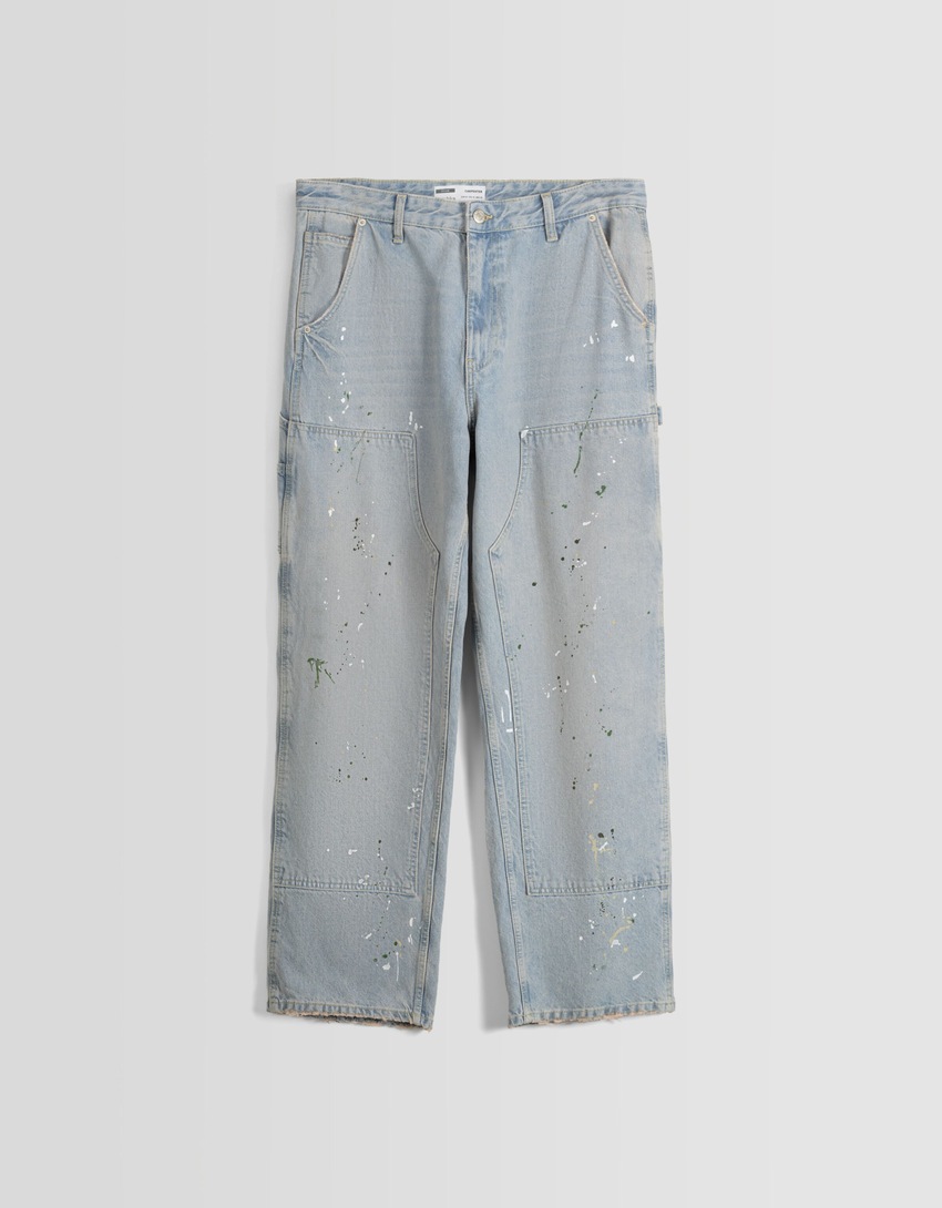 calça jeans de carpinteiro com respingos de tinta