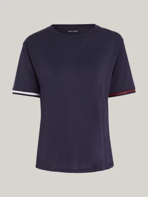 Camiseta esportiva com detalhes contrastantes e modelagem relaxada