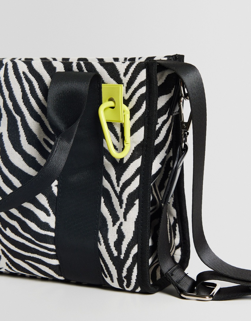 Bolsa transversal multifuncional com estampa animal