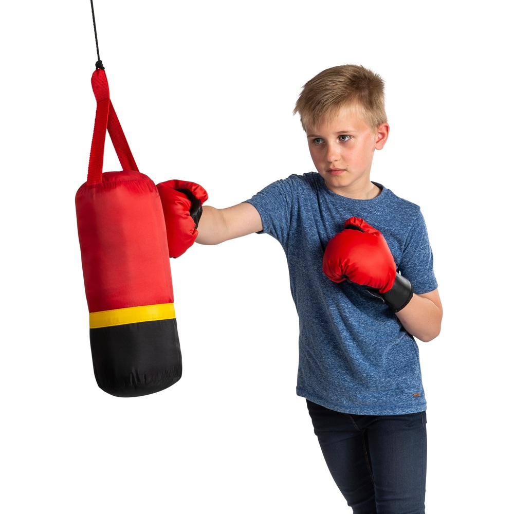 Hängender Boxsack mit Boxhandschuhen