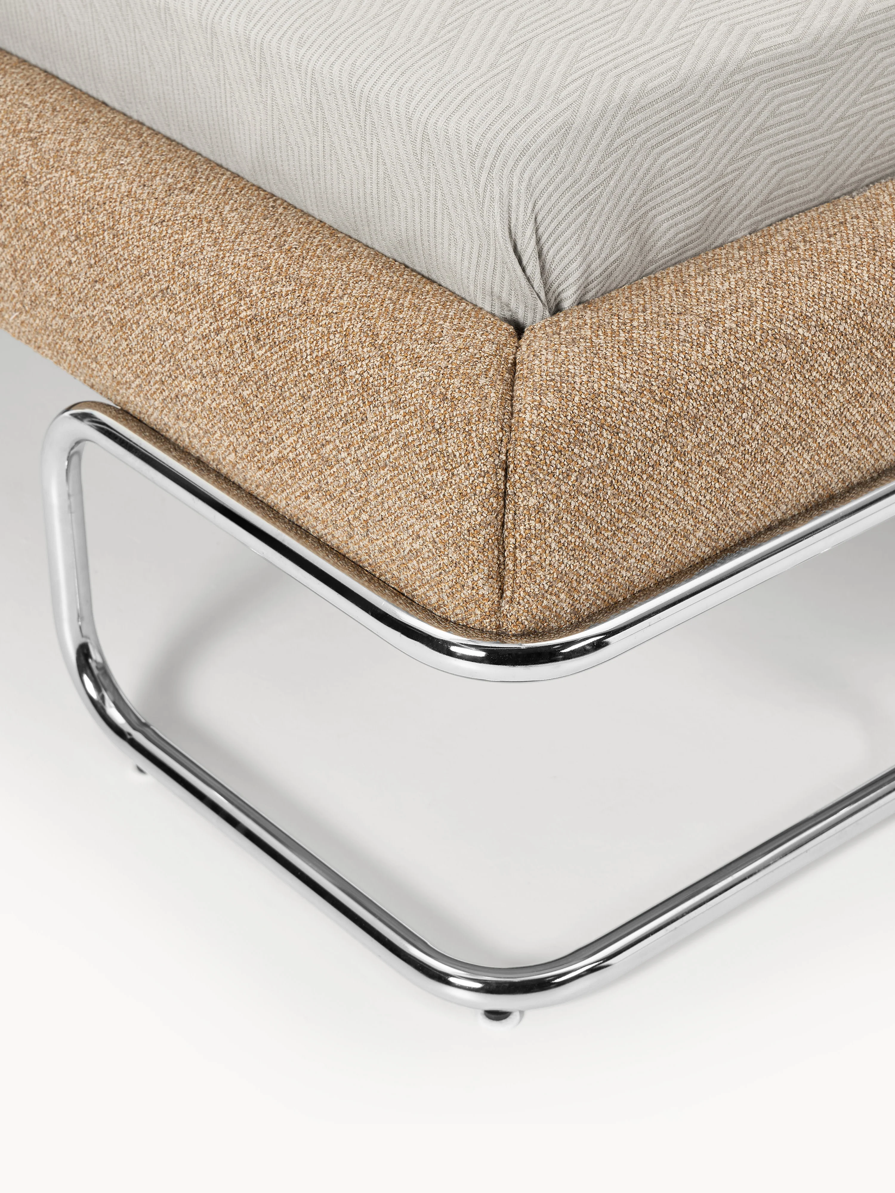 Bouclé gestoffeerd bed Olina met metalen poten