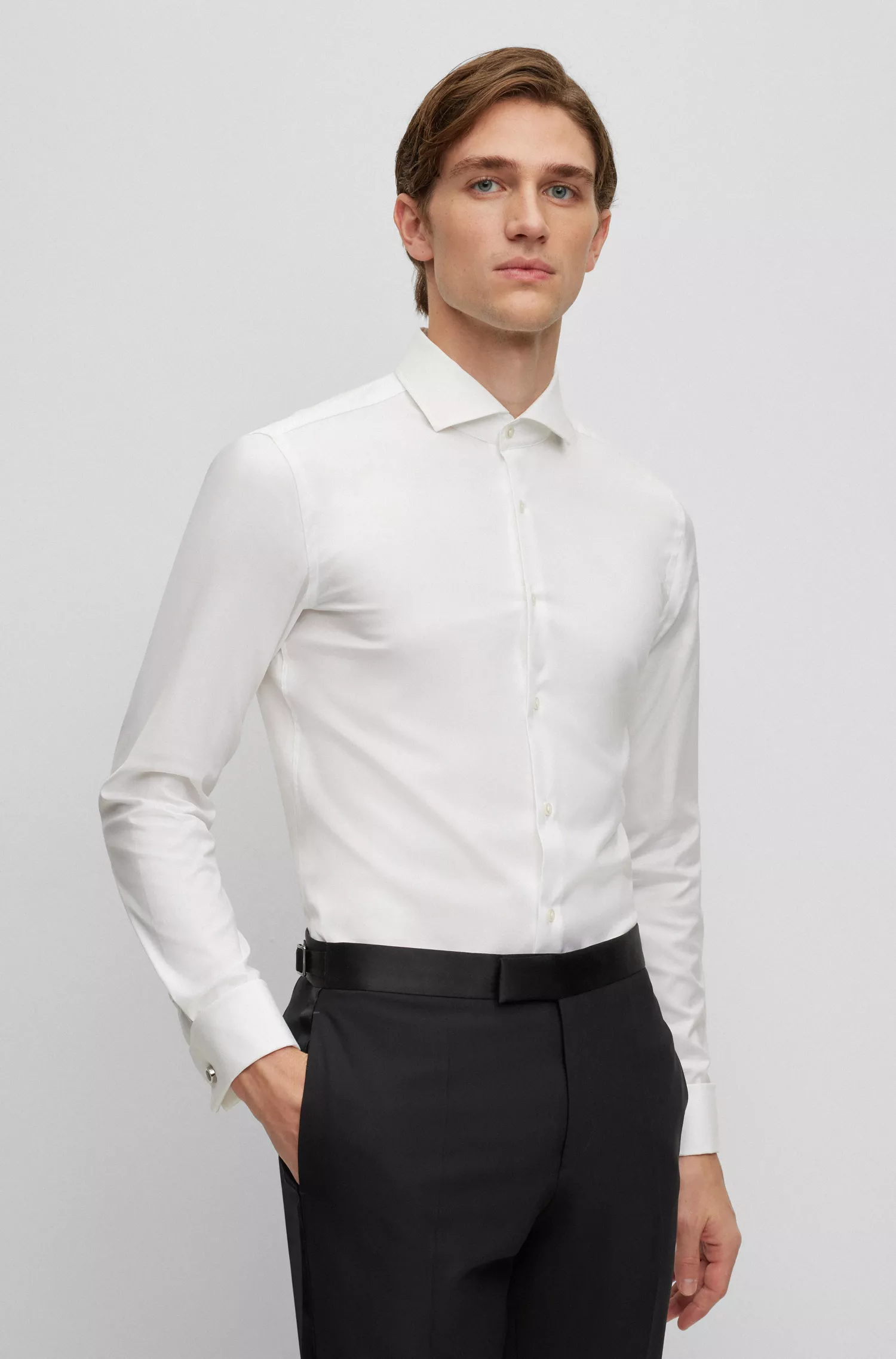 Camisa BOSS preta de corte slim em algodão elástico com punhos duplos.