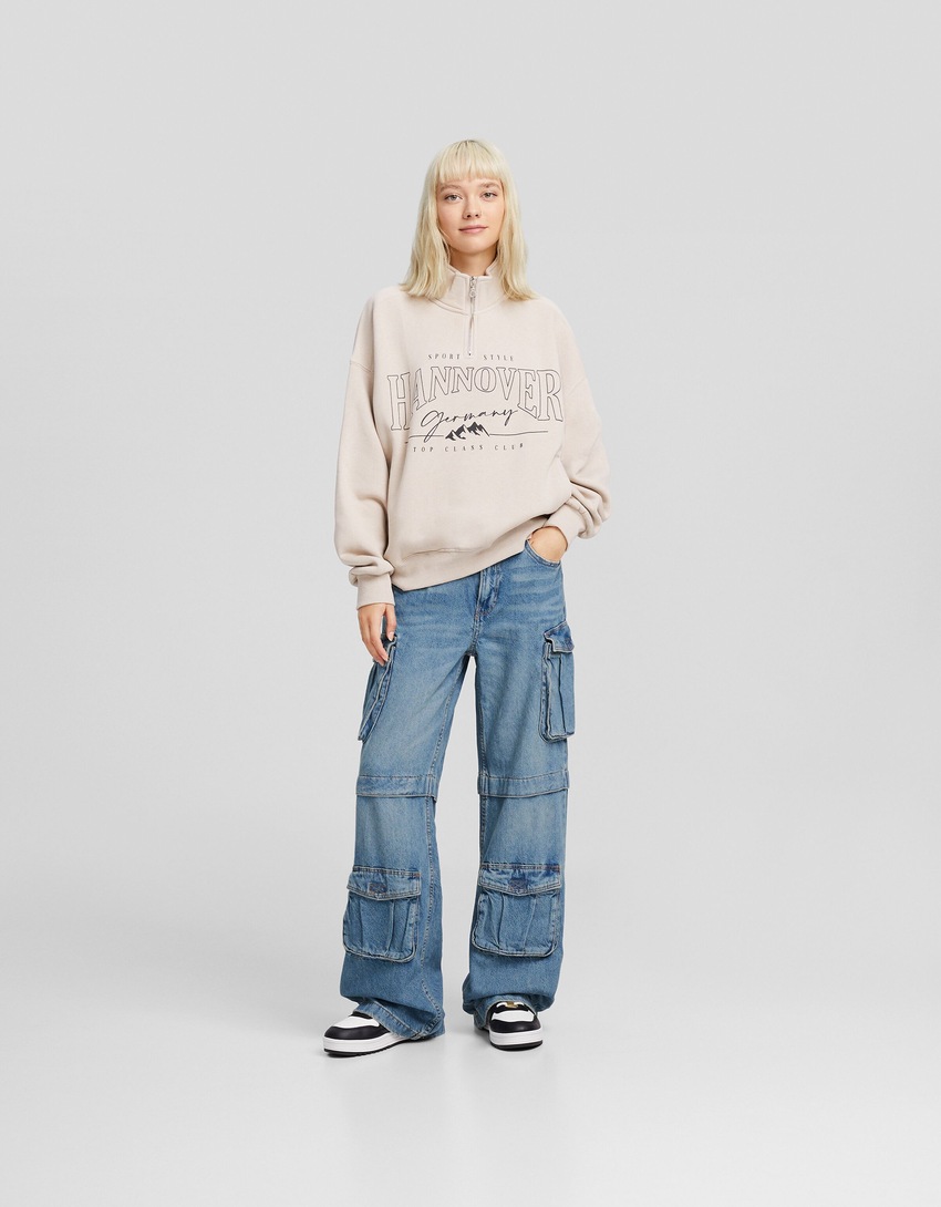 Calça cargo com vários bolsos
