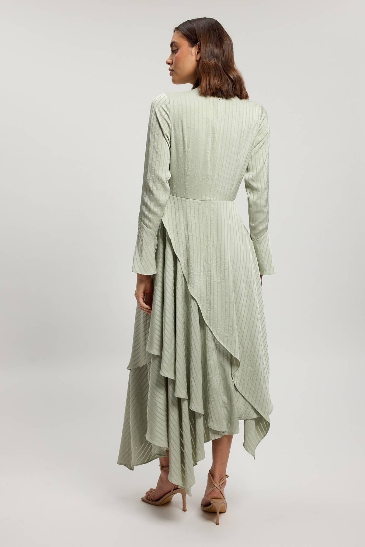 KarenMillen Robe À Manches Longues En Satin Martelé Avec Bordure En Dentelle Et Ourlet Mouchoir