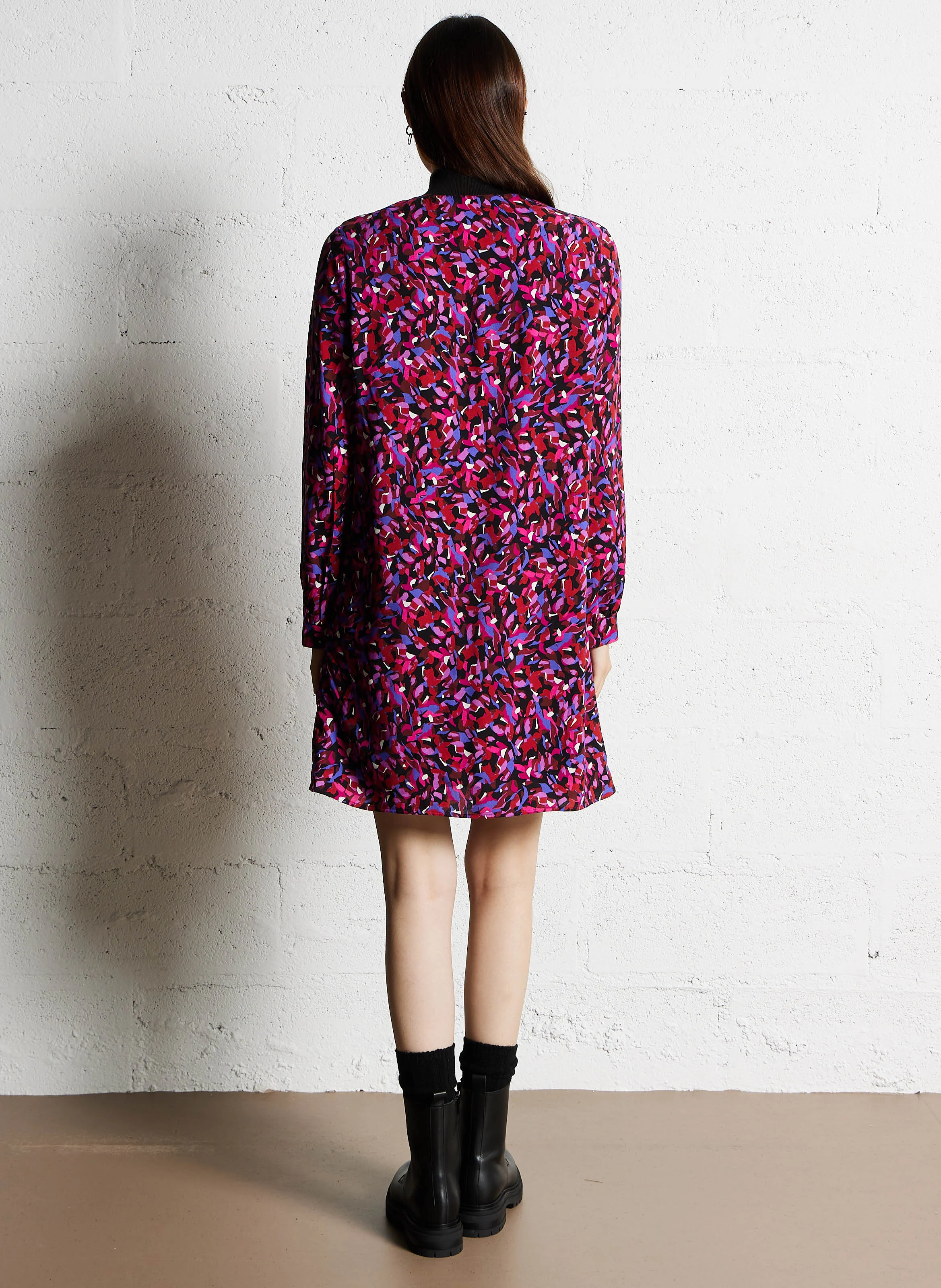 Robe courte col montant zippé à imprimé| Noir