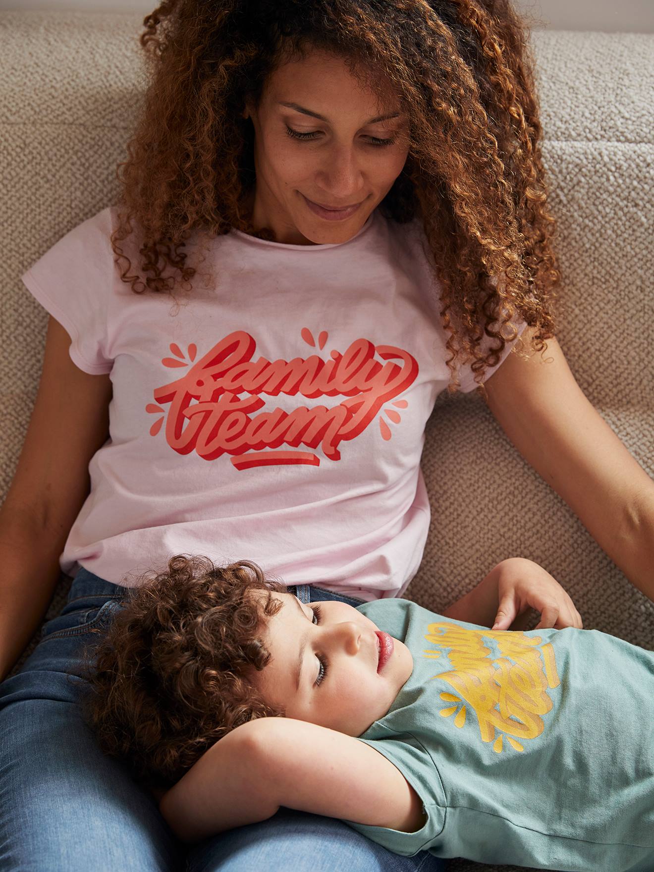 Camiseta Family Team da coleção cápsula Vertbaudet e Studio Jonésie, feita de algodão orgânico. Rosa claro liso com estampas.