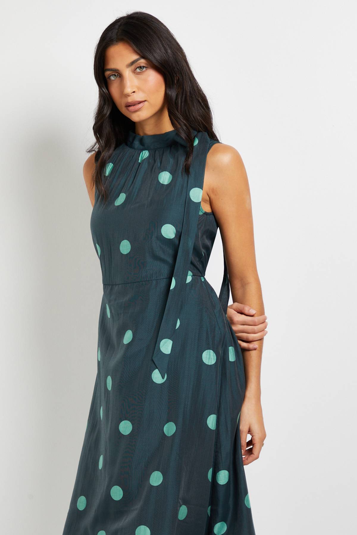 Wallis Robe Midi Sans Manches à Pois avec Encolure Nouée