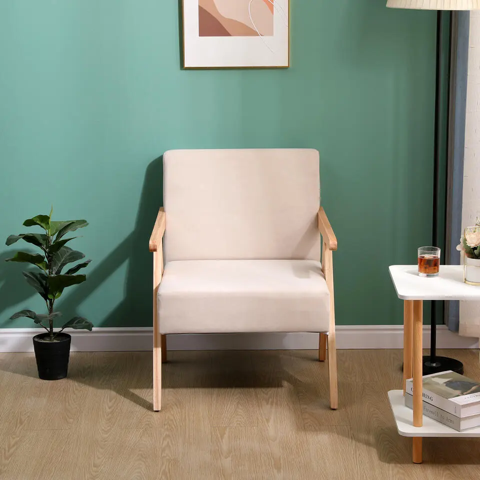 Fauteuil van massief hout en beige stof