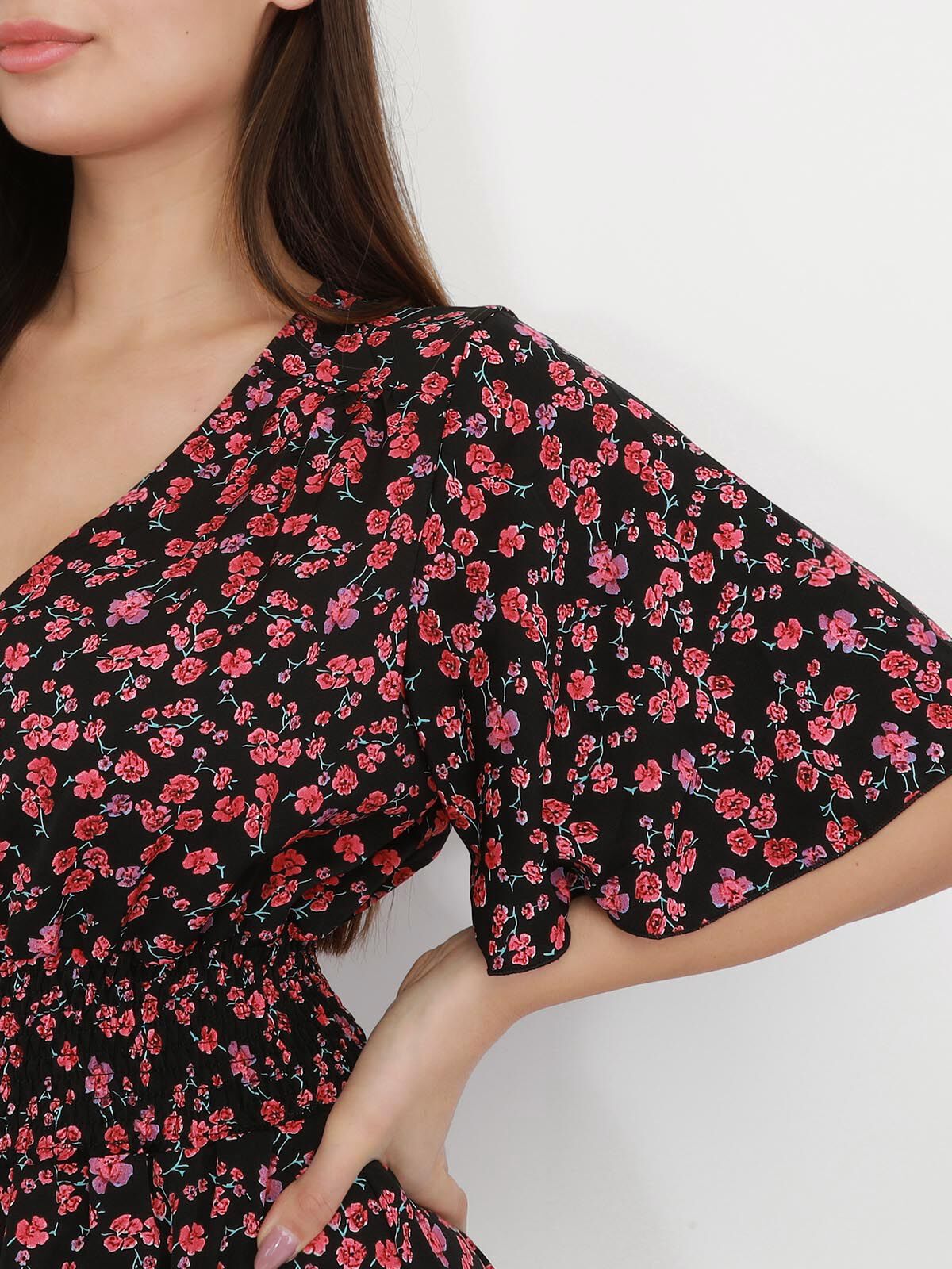 Robe longue fendue fleurie et smockée- noir_et_rose