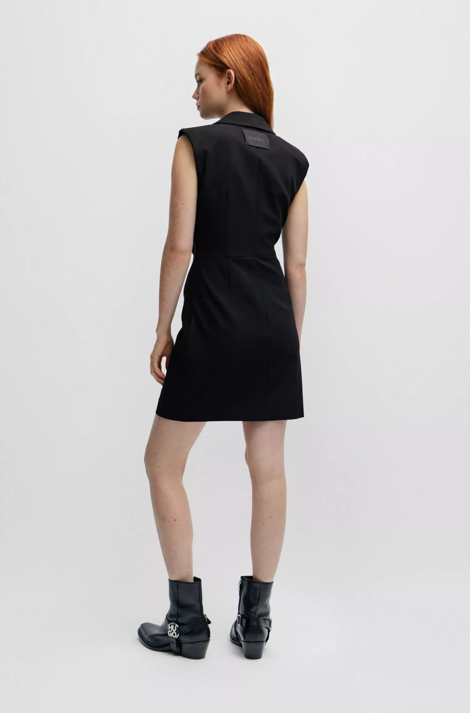 Vestido HUGO vermelho, corte slim, com lapelas e etiqueta com o logotipo.