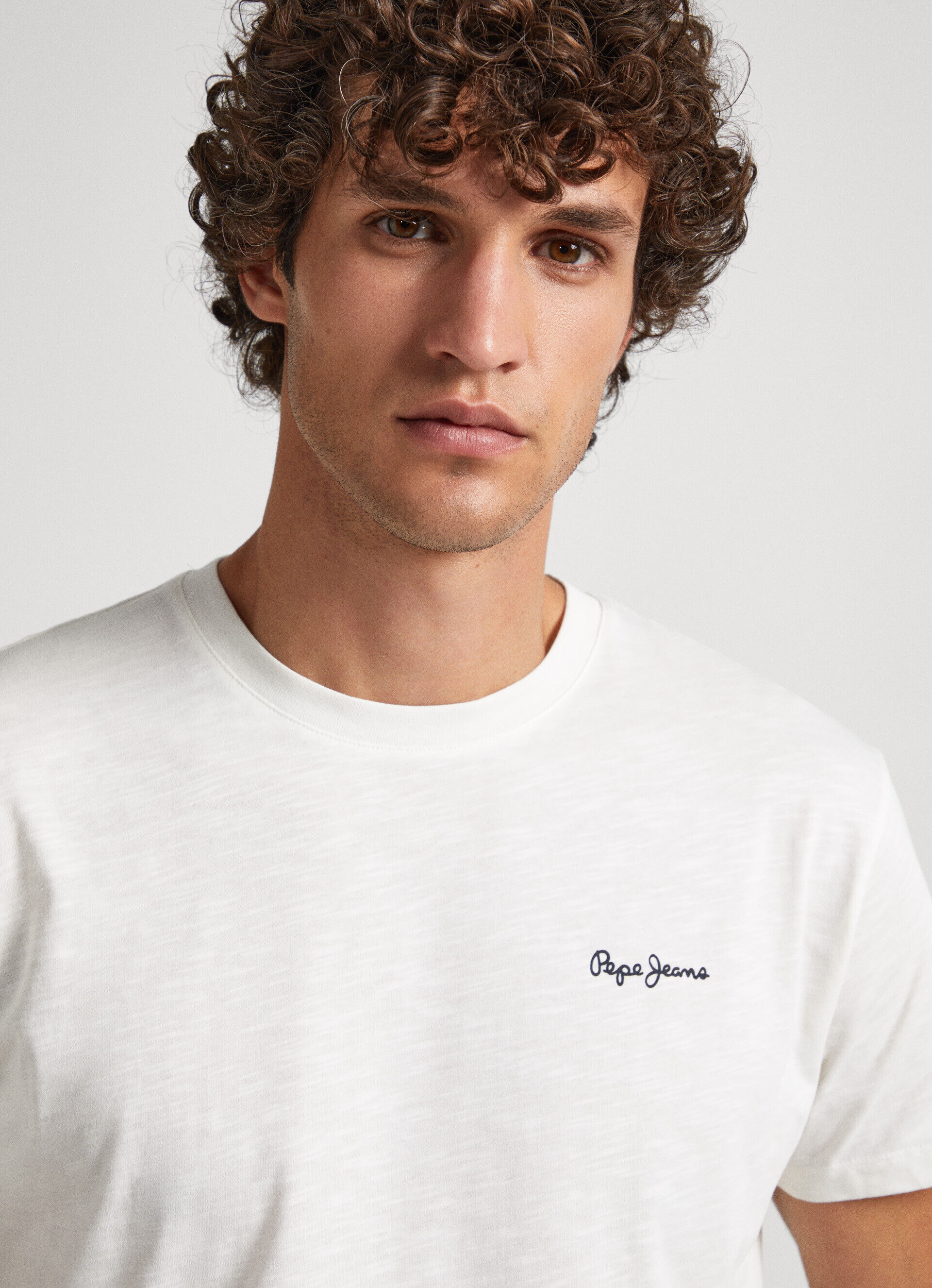 CAMISETA COM LOGOTIPO ESTAMPADO - branco-creme