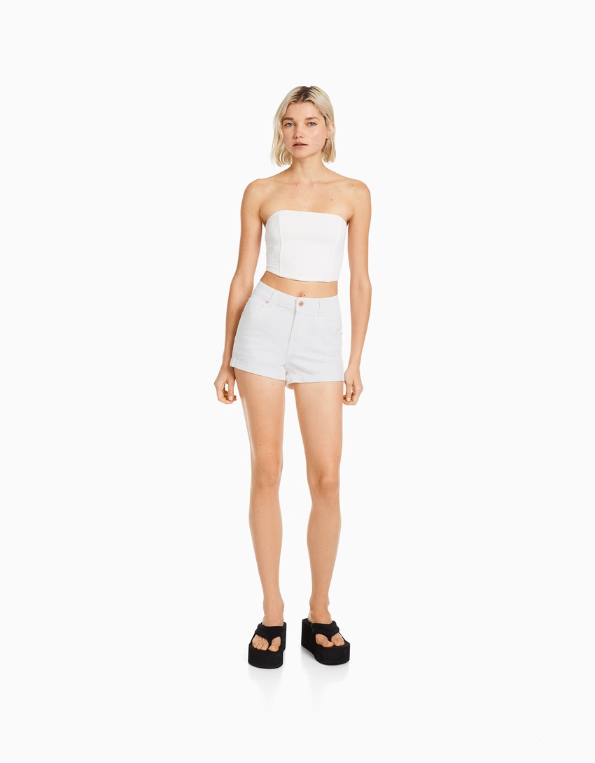 Shorts jeans com a barra dobrada